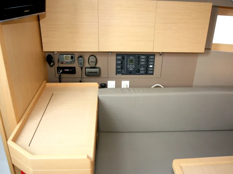 Oceanis 38 Olli — фотография яхты 17