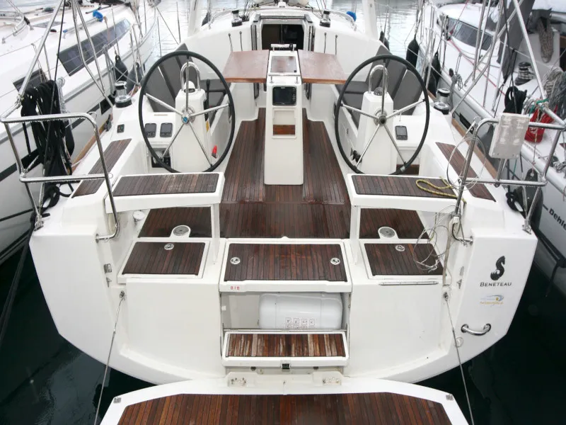 Oceanis 38 Olli — фотография яхты 3