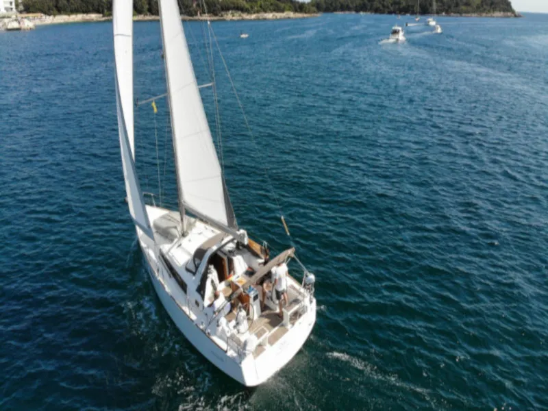 Oceanis 38 Olli — фотография яхты 2