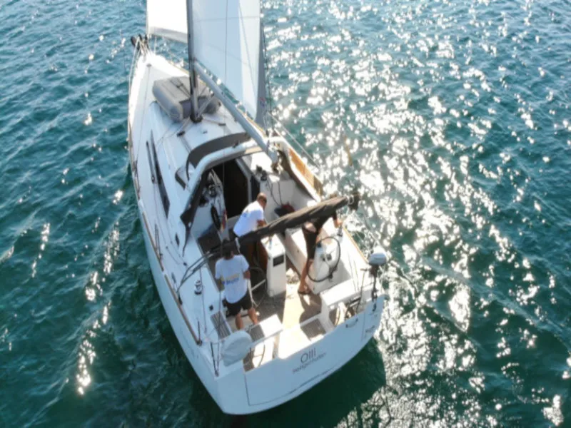 Oceanis 38 Olli — фотография яхты 4