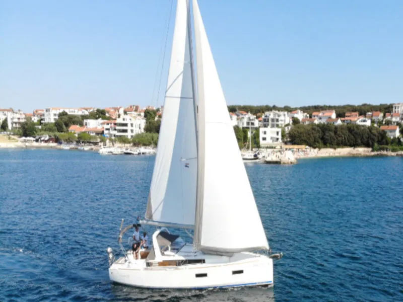 Oceanis 38 Olli — фотография яхты 8