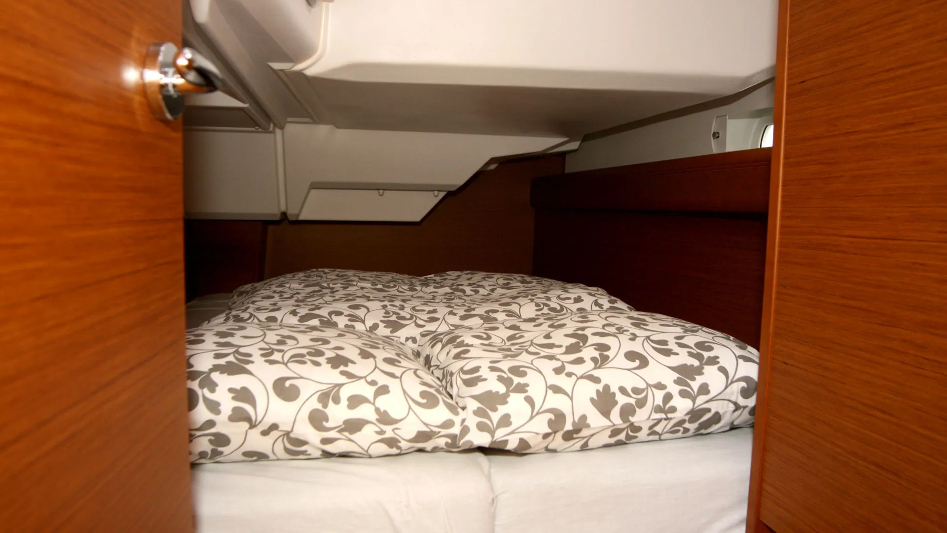 Sun Odyssey 389 Tina — фотография яхты 10