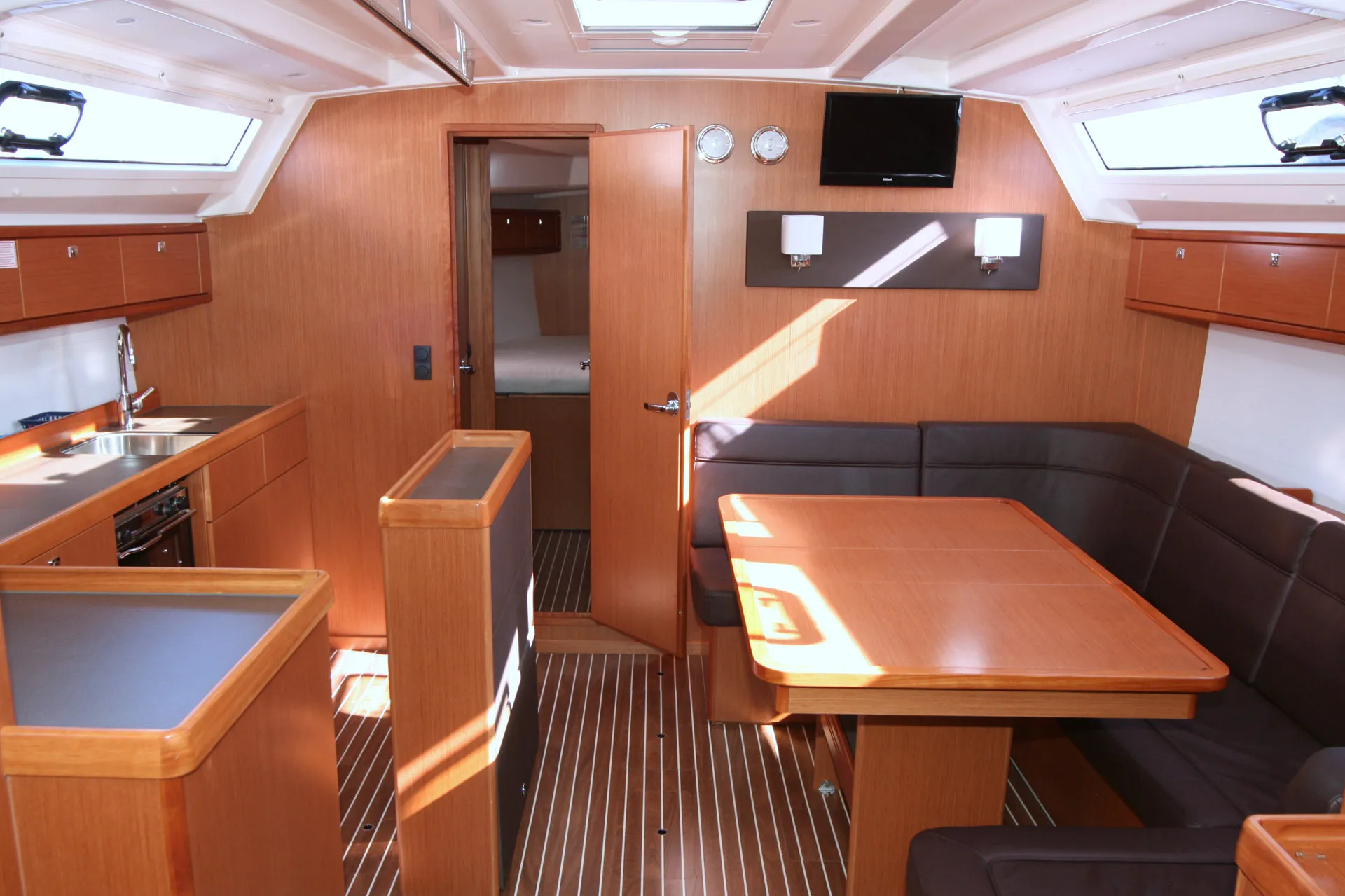 Bavaria Cruiser 46 Beef — фотография яхты 23