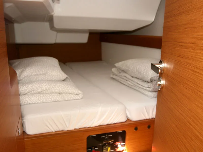 Sun Odyssey 479 Vencel — фотография яхты 9