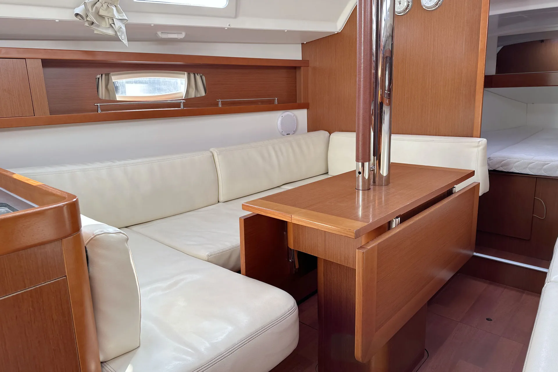 Oceanis 34 LL Skyhawk — фотография яхты 17