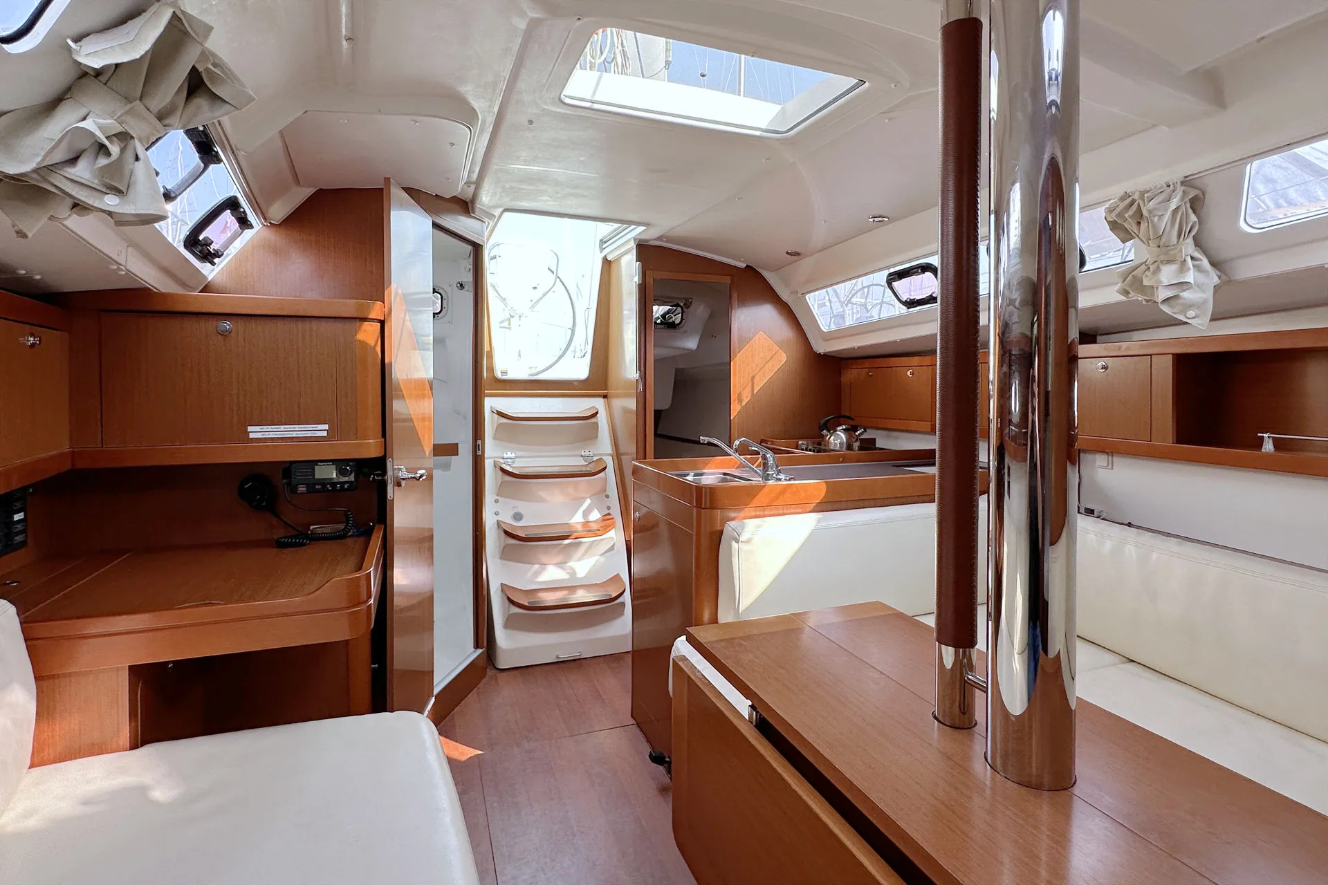 Oceanis 34 LL Skyhawk — фотография яхты 20