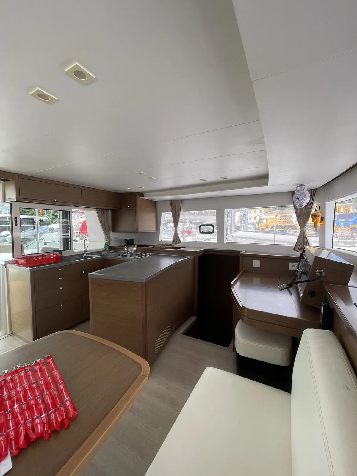 Lagoon 450 Fly AMARE I — Yachtfoto 24