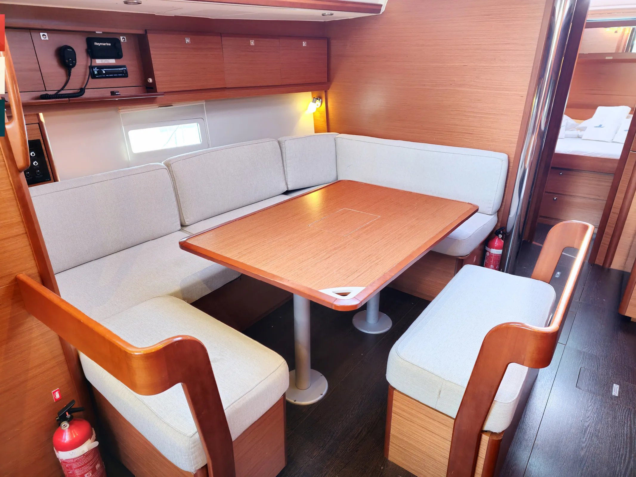 Dufour 430 Largo — фотография яхты 16