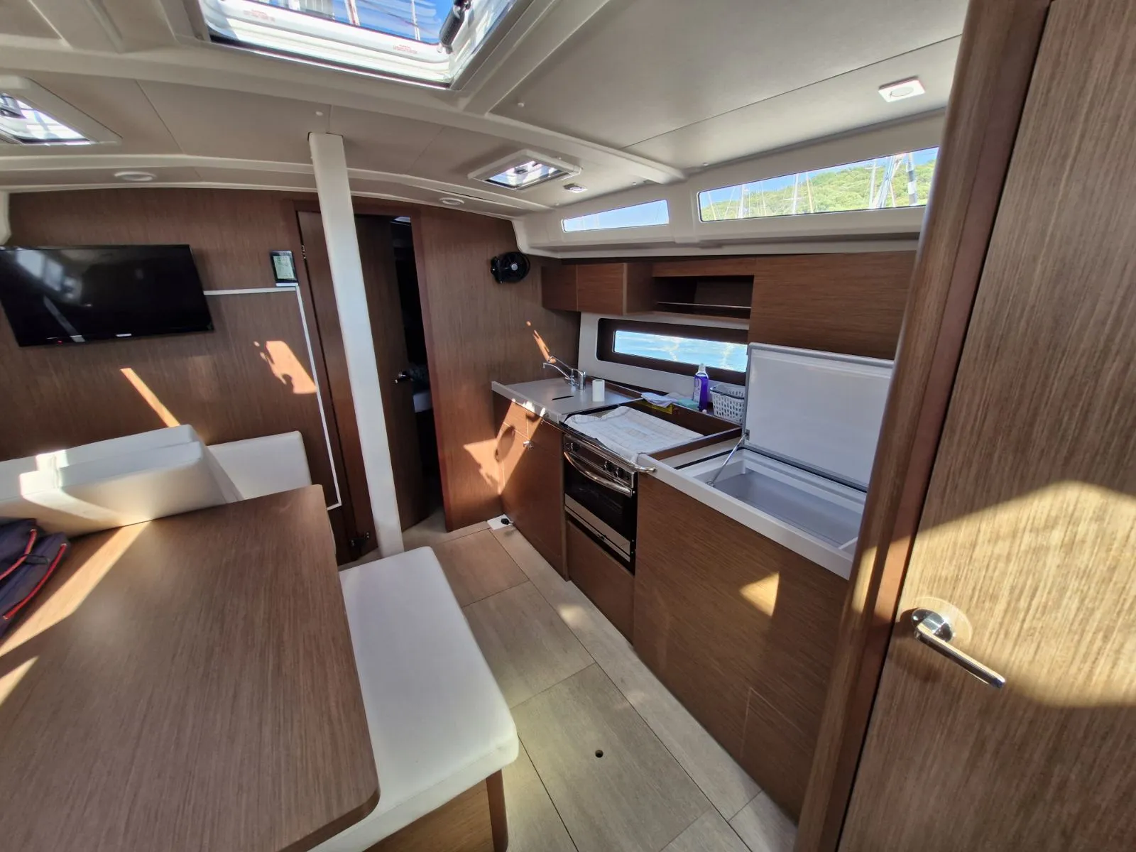 Oceanis 37.1 Agios — фотография яхты 7