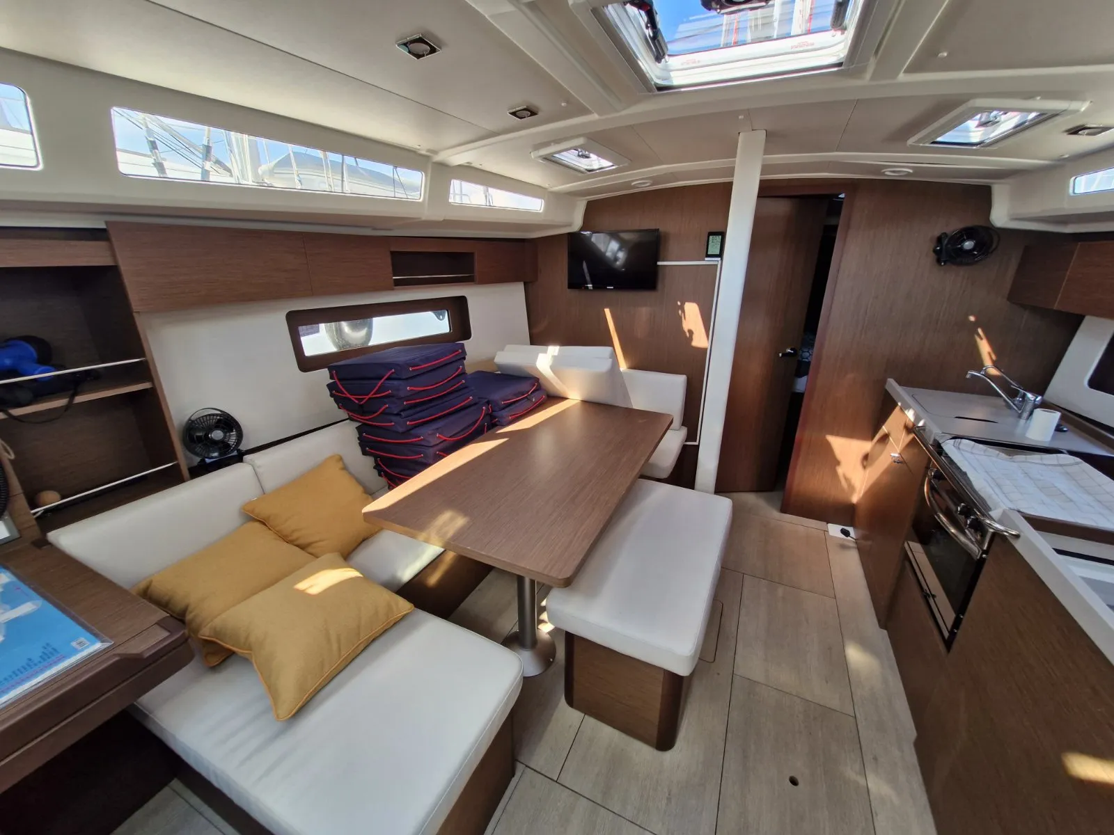 Oceanis 37.1 Agios — фотография яхты 8