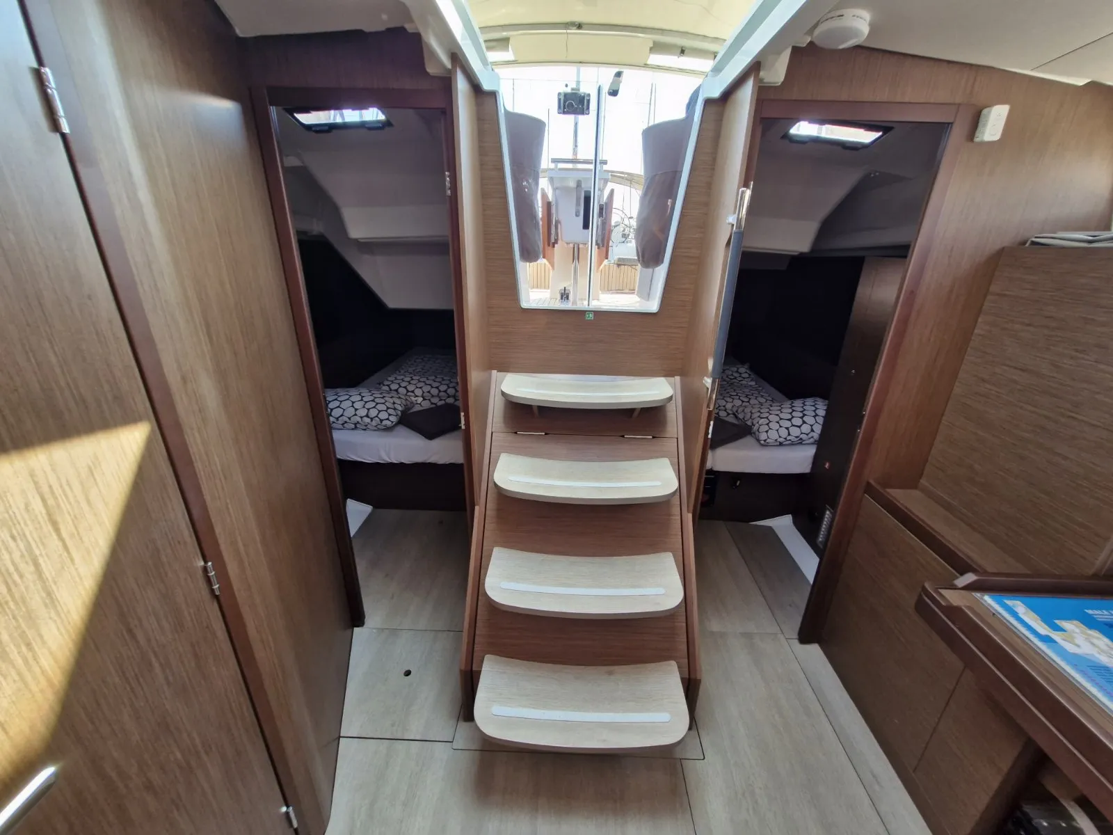 Oceanis 37.1 Agios — фотография яхты 11