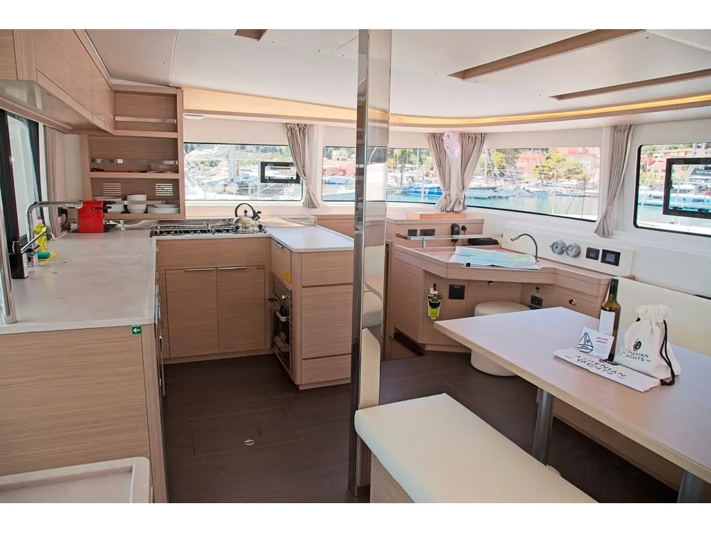 Lagoon 46 DAFNI — Yachtfoto 3