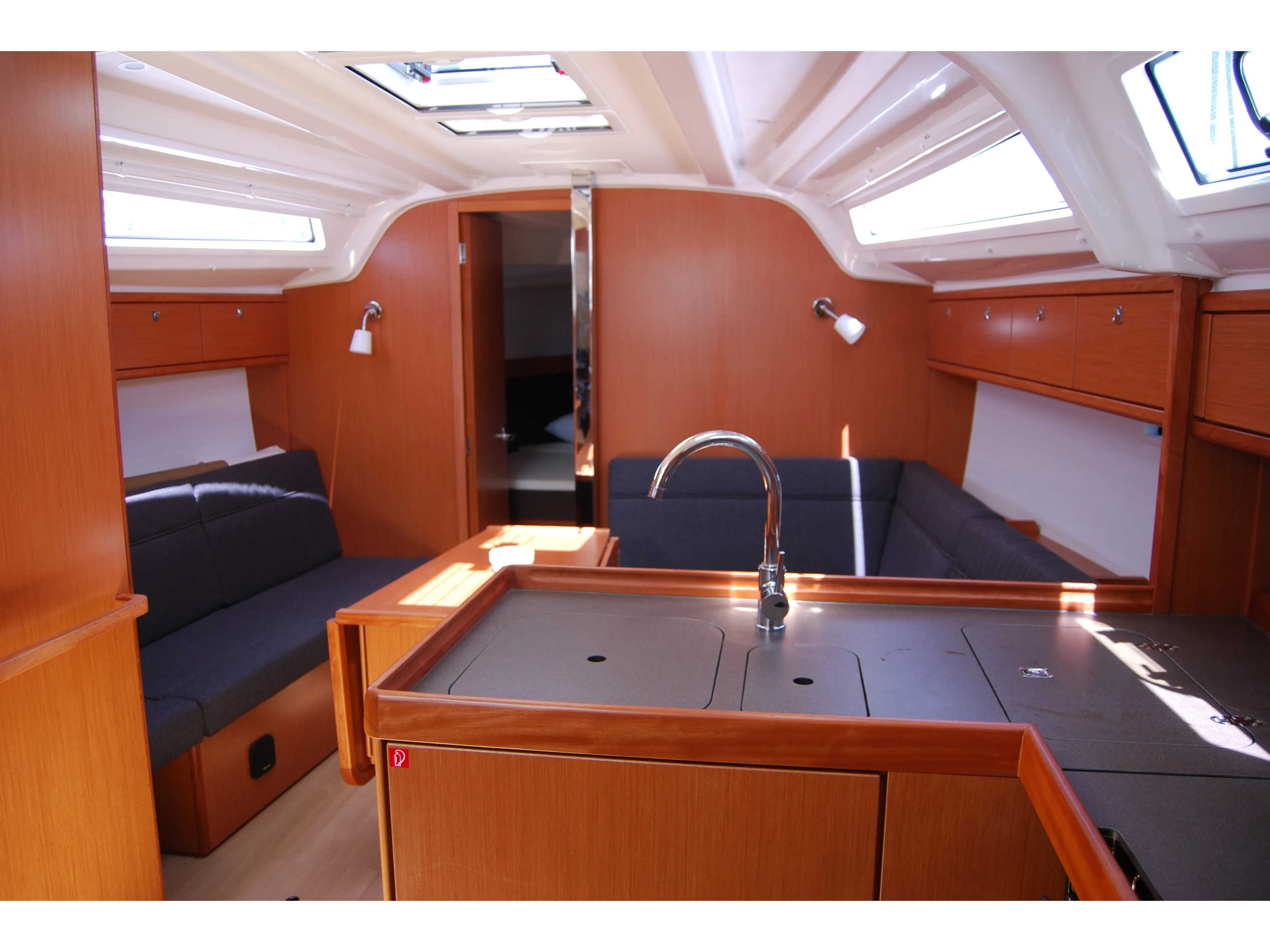 Bavaria Cruiser 37 — фотография яхты 6