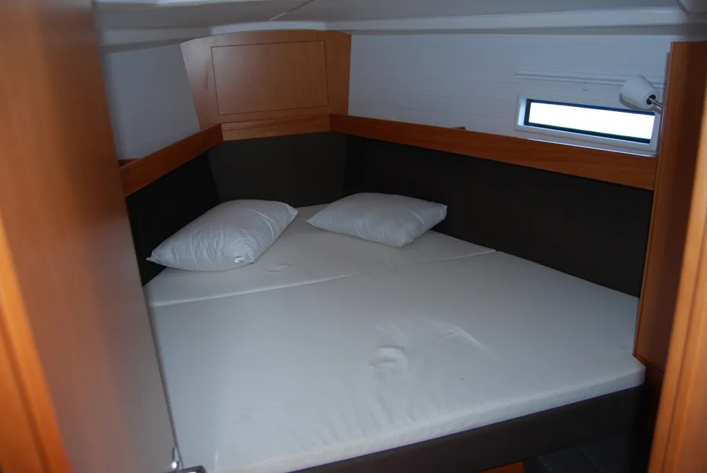 Bavaria Cruiser 37 — фотография яхты 3