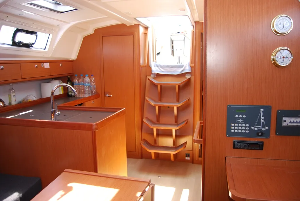 Bavaria Cruiser 37 — фотография яхты 5