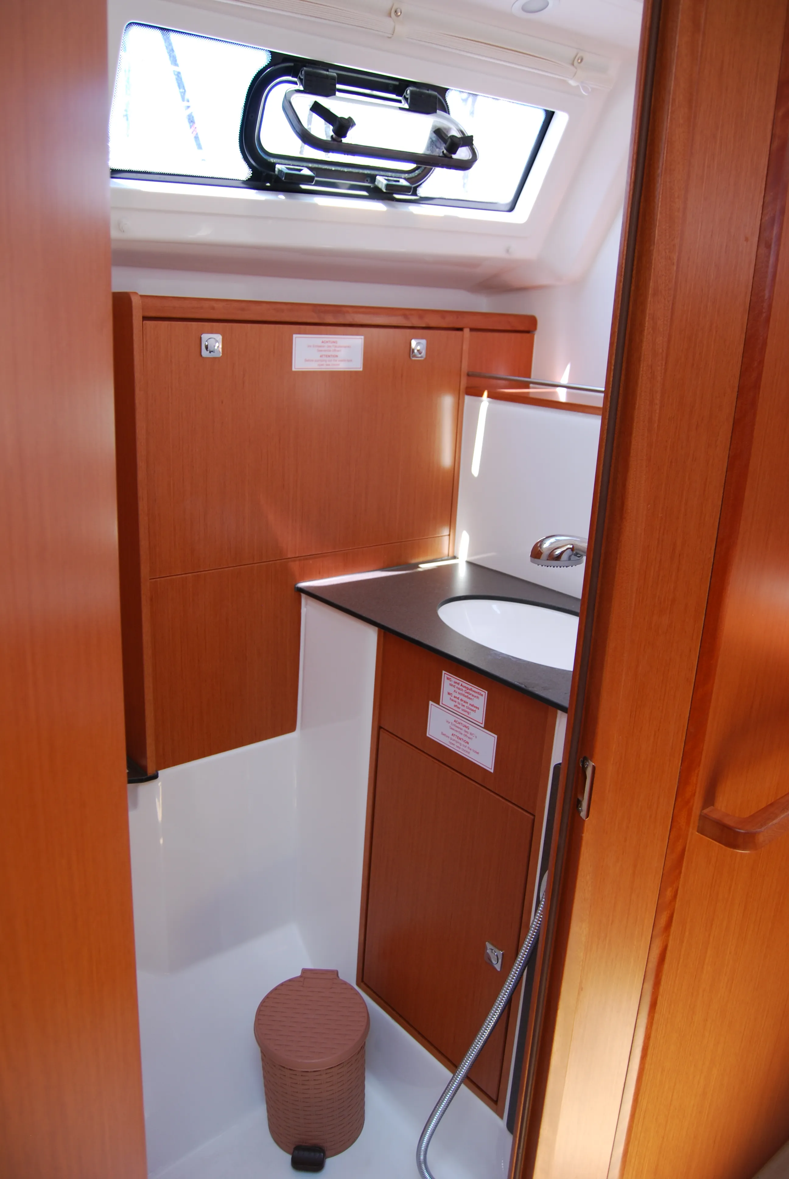 Bavaria Cruiser 37 — фотография яхты 2