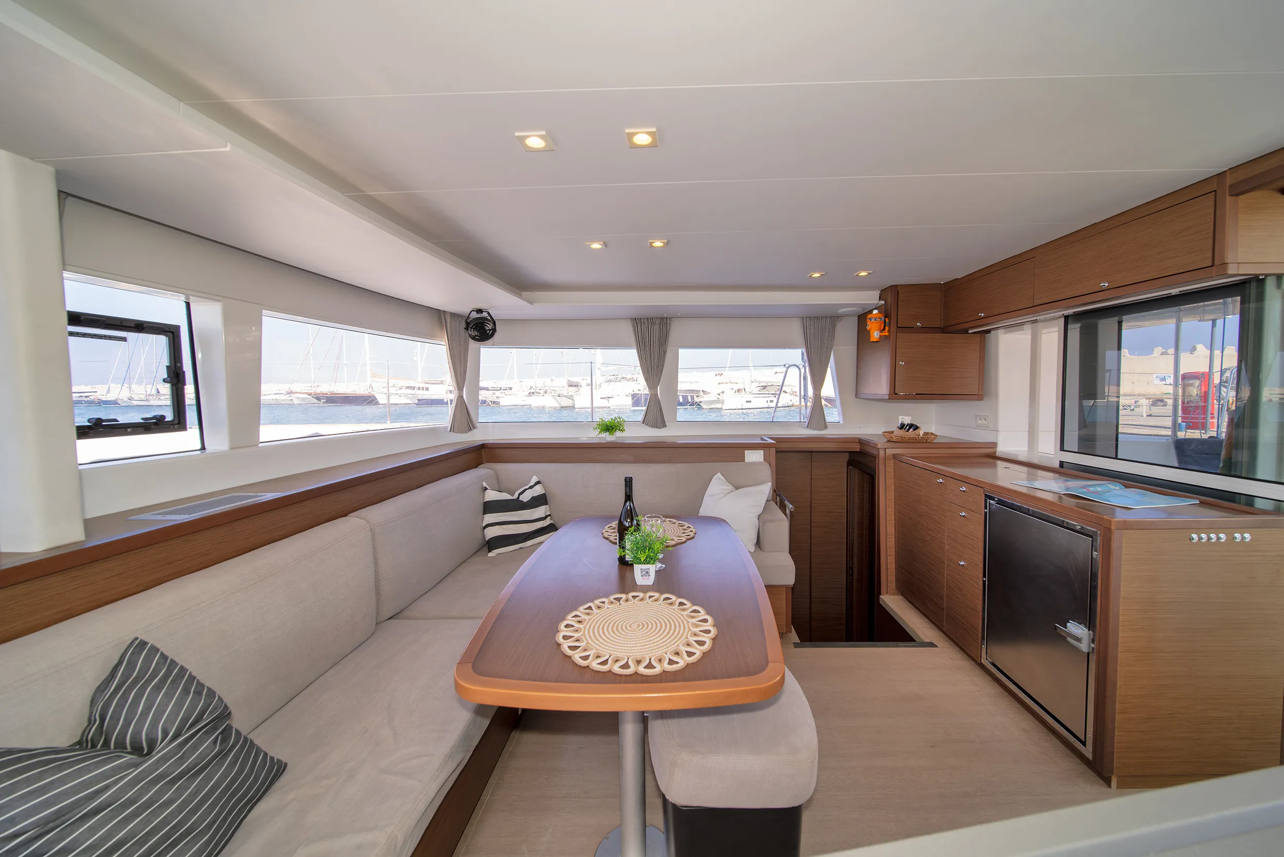 Lagoon 450 Fly Thetis — Yachtfoto 2