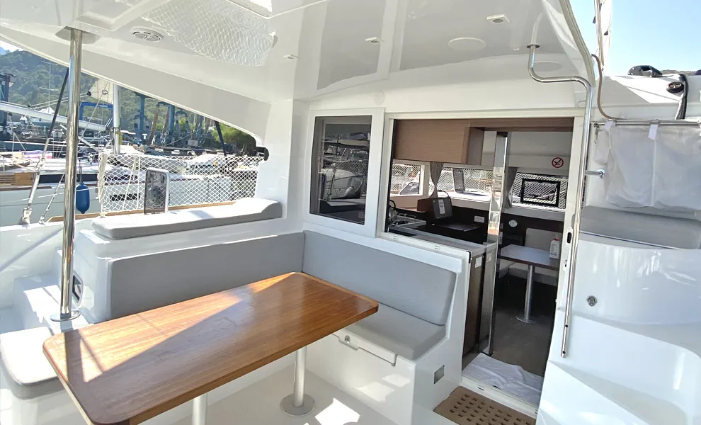 Lagoon 40 — yacht photo 2