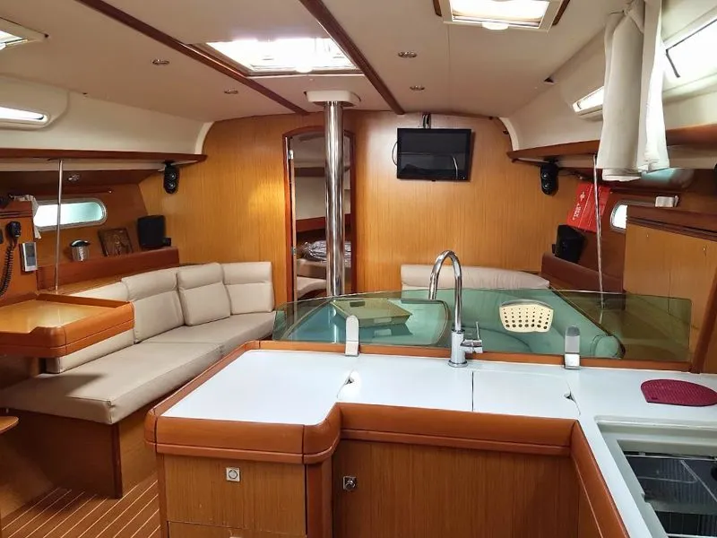 Sun Odyssey 42 i Black Pearl — jahtikuva 2