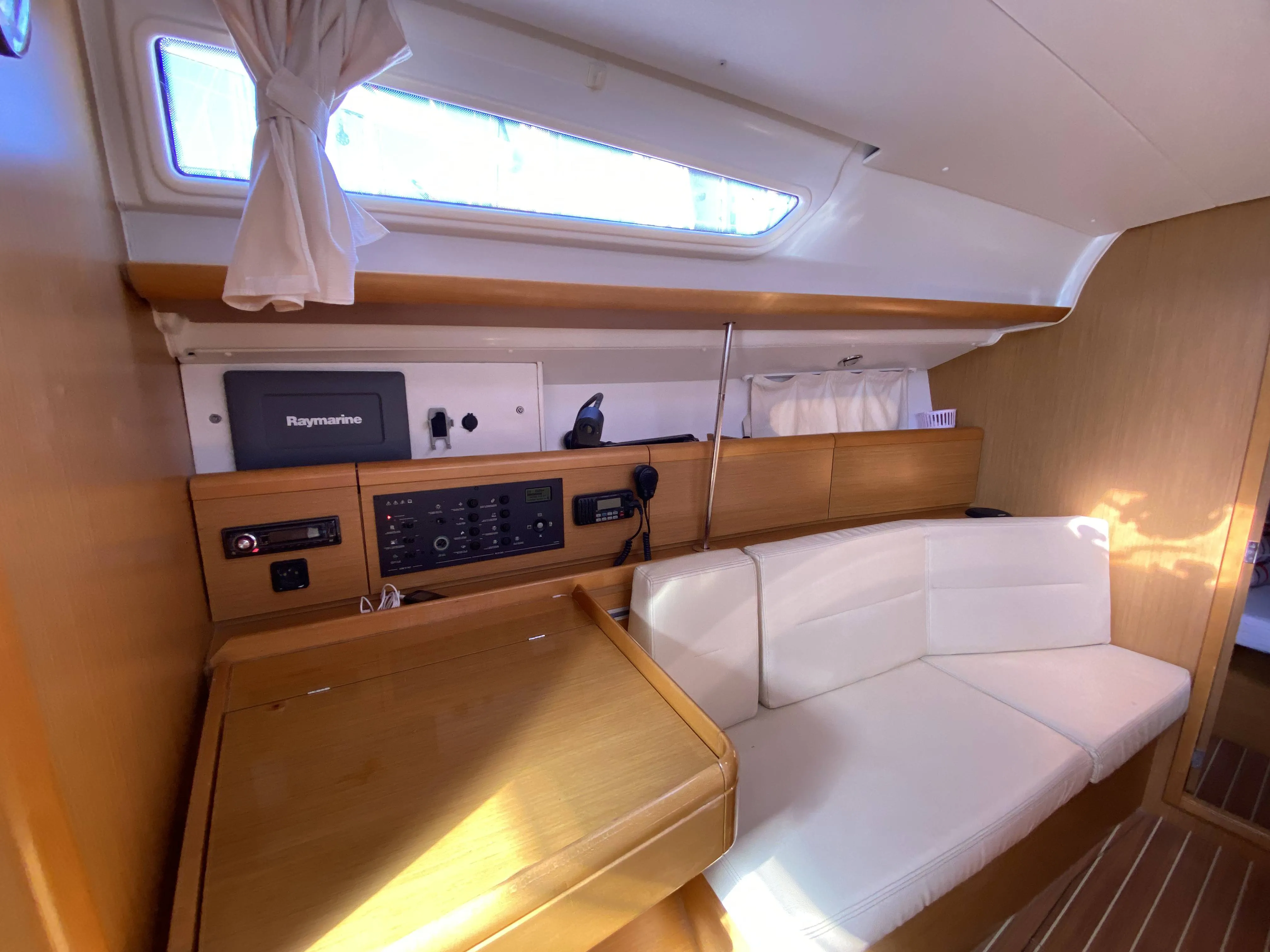 Sun Odyssey 36i Blue Sky — снимка на яхтата 9