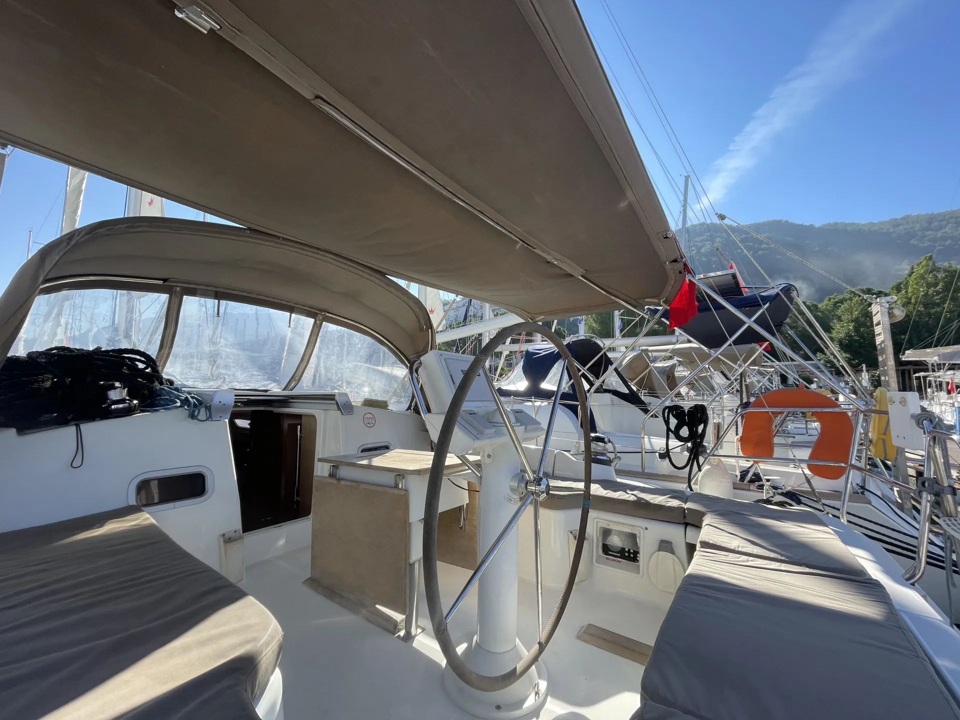 Oceanis 37 Glen Rosa — фотография яхты 7