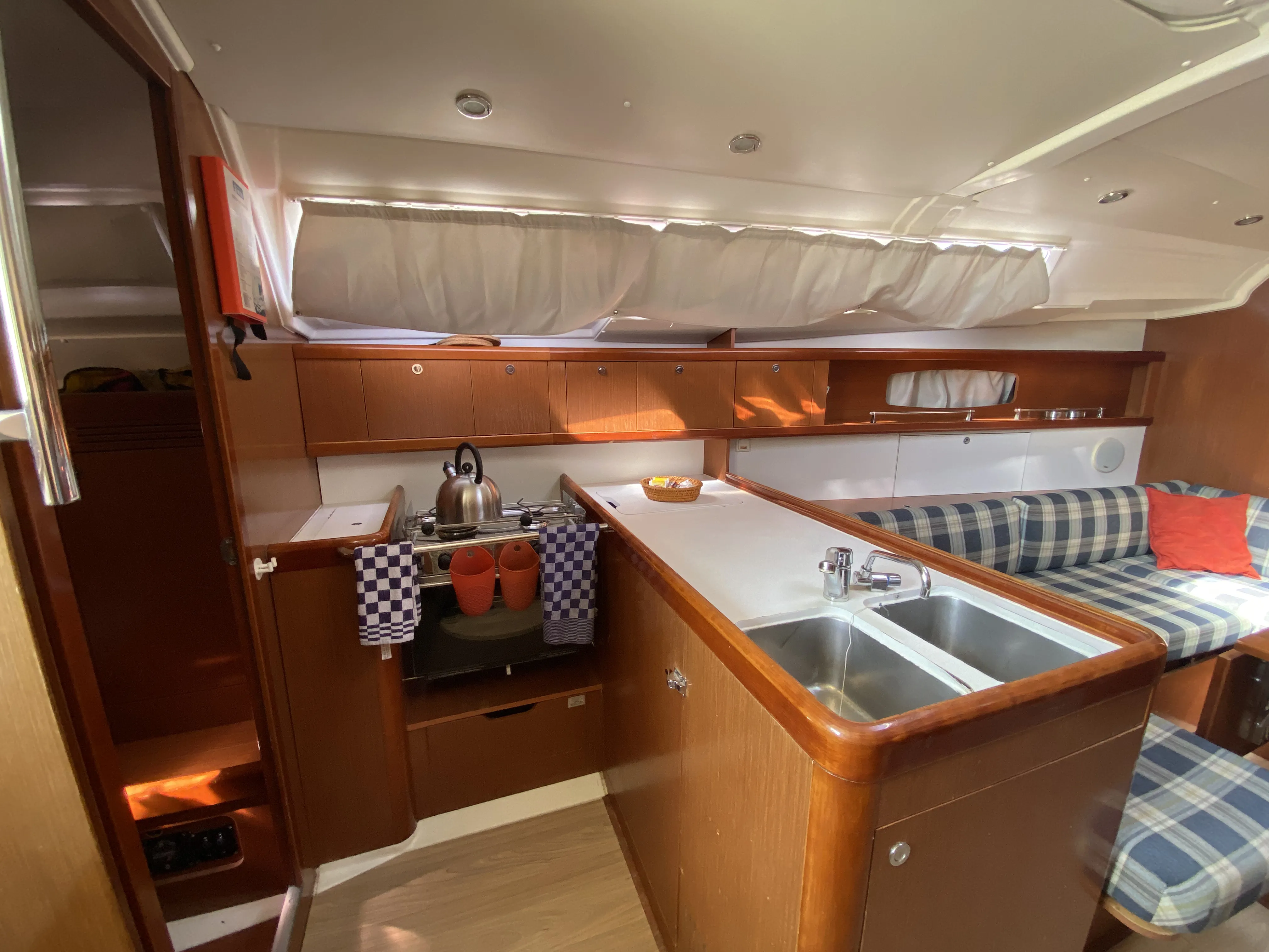 Oceanis 37 Glen Rosa — фотография яхты 3