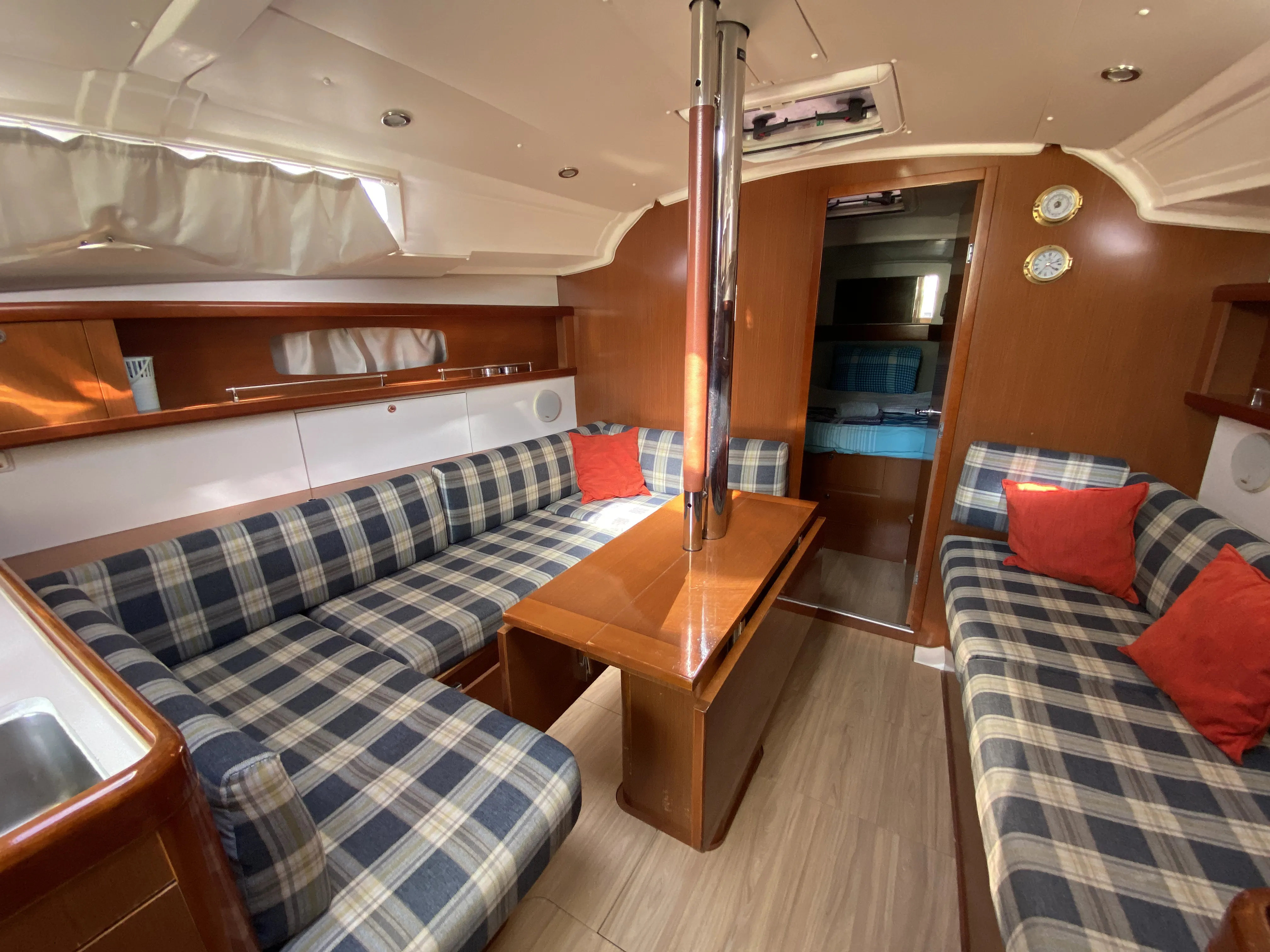 Oceanis 37 Glen Rosa — фотография яхты 15