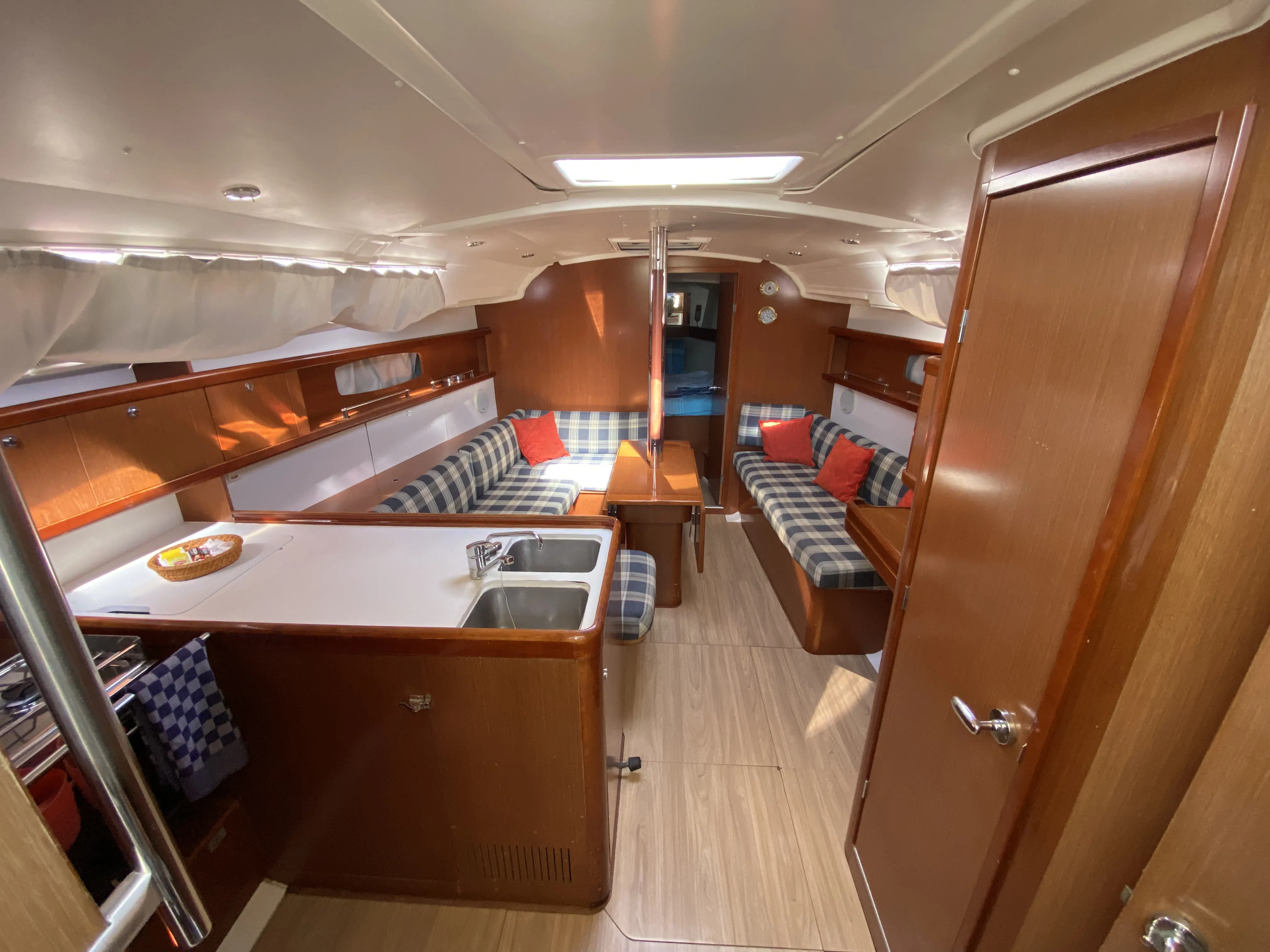 Oceanis 37 Glen Rosa — фотография яхты 17