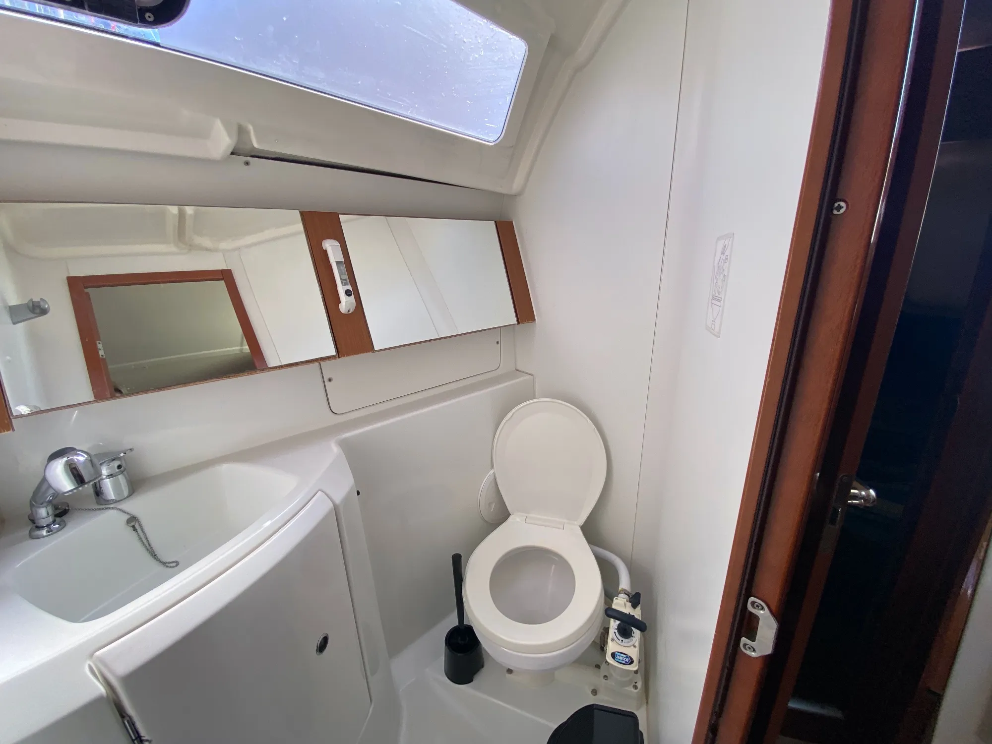 Oceanis 37 Glen Rosa — фотография яхты 16