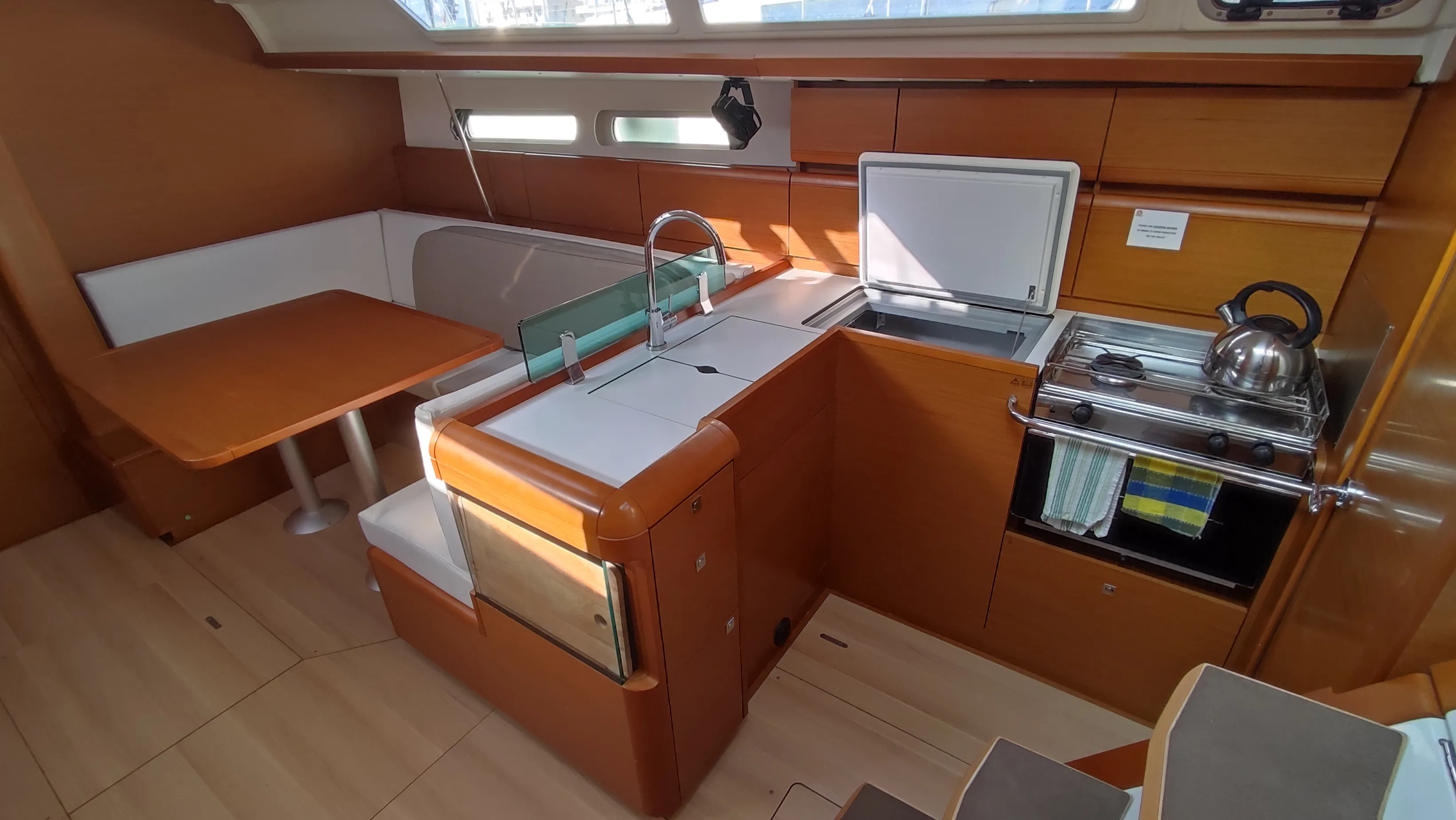 Sun Odyssey 419 Eione — фотография яхты 10
