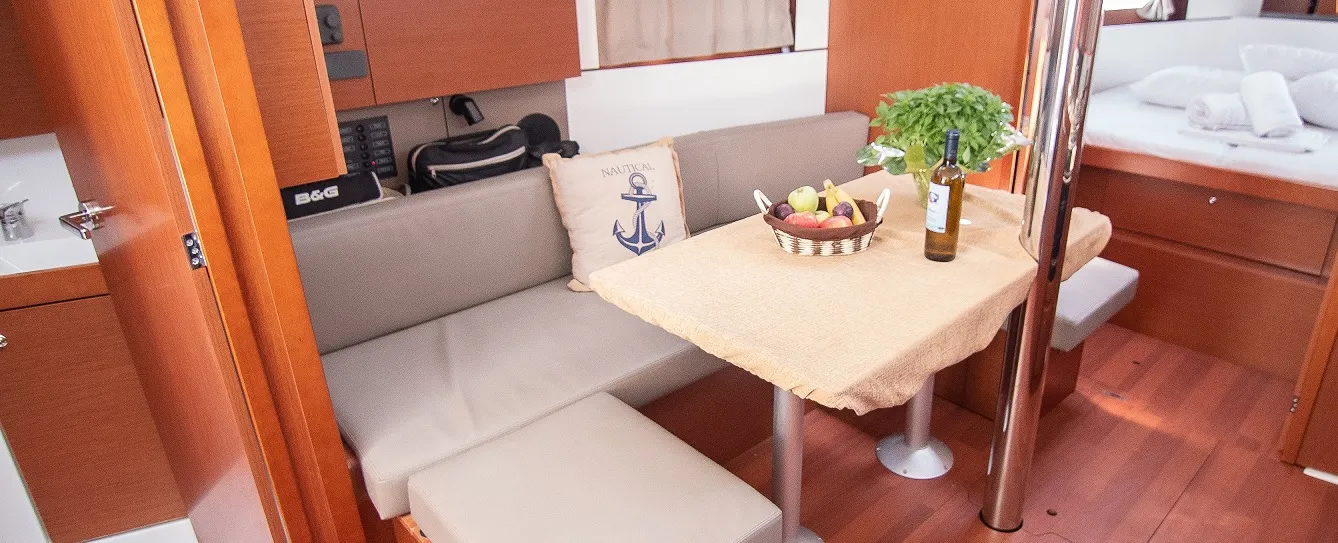 Oceanis 38.1 MARISA "Sails 2025" — jahtikuva 2