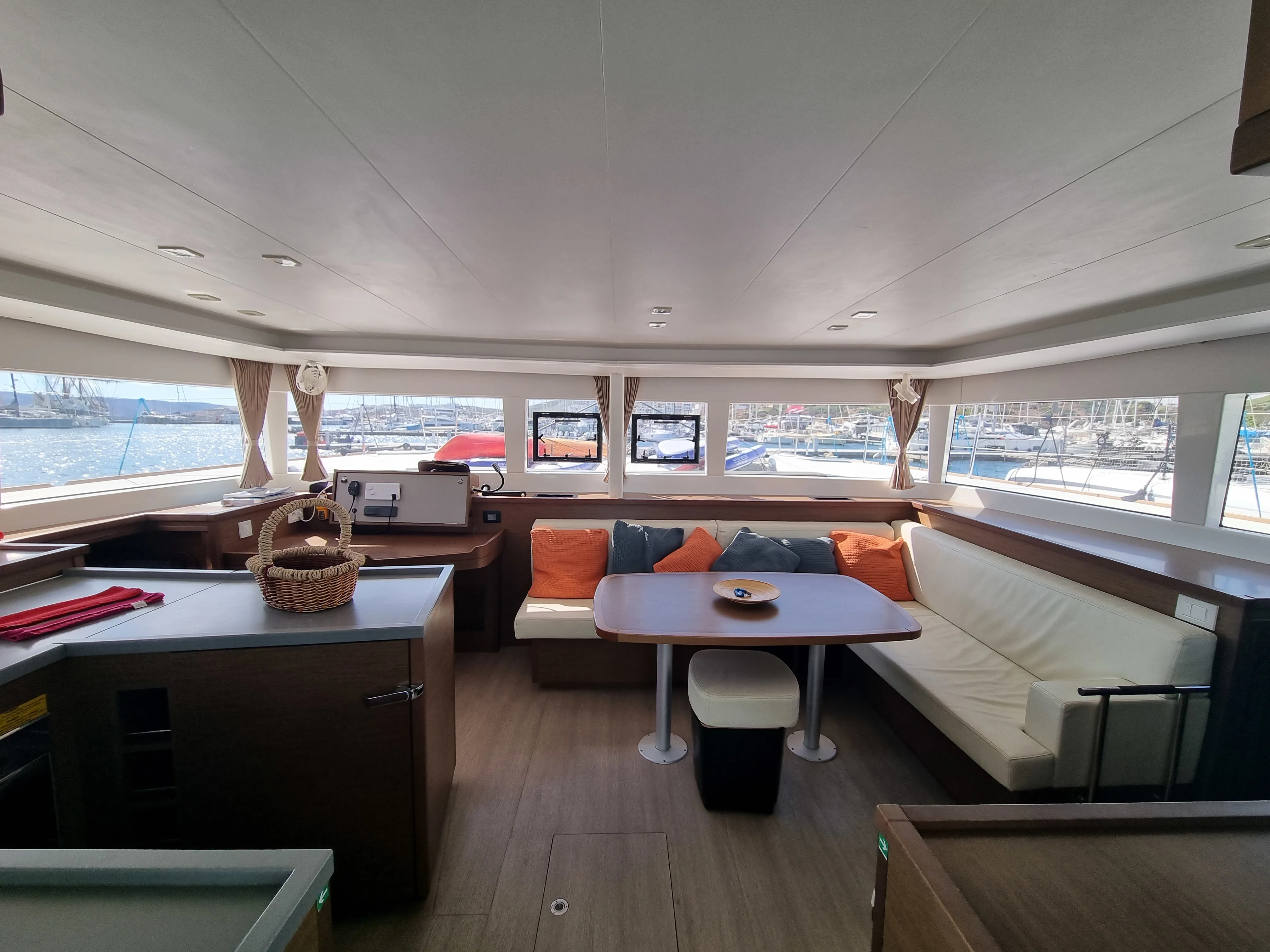 Lagoon 450 Fly Lalouche — фотография яхты 13