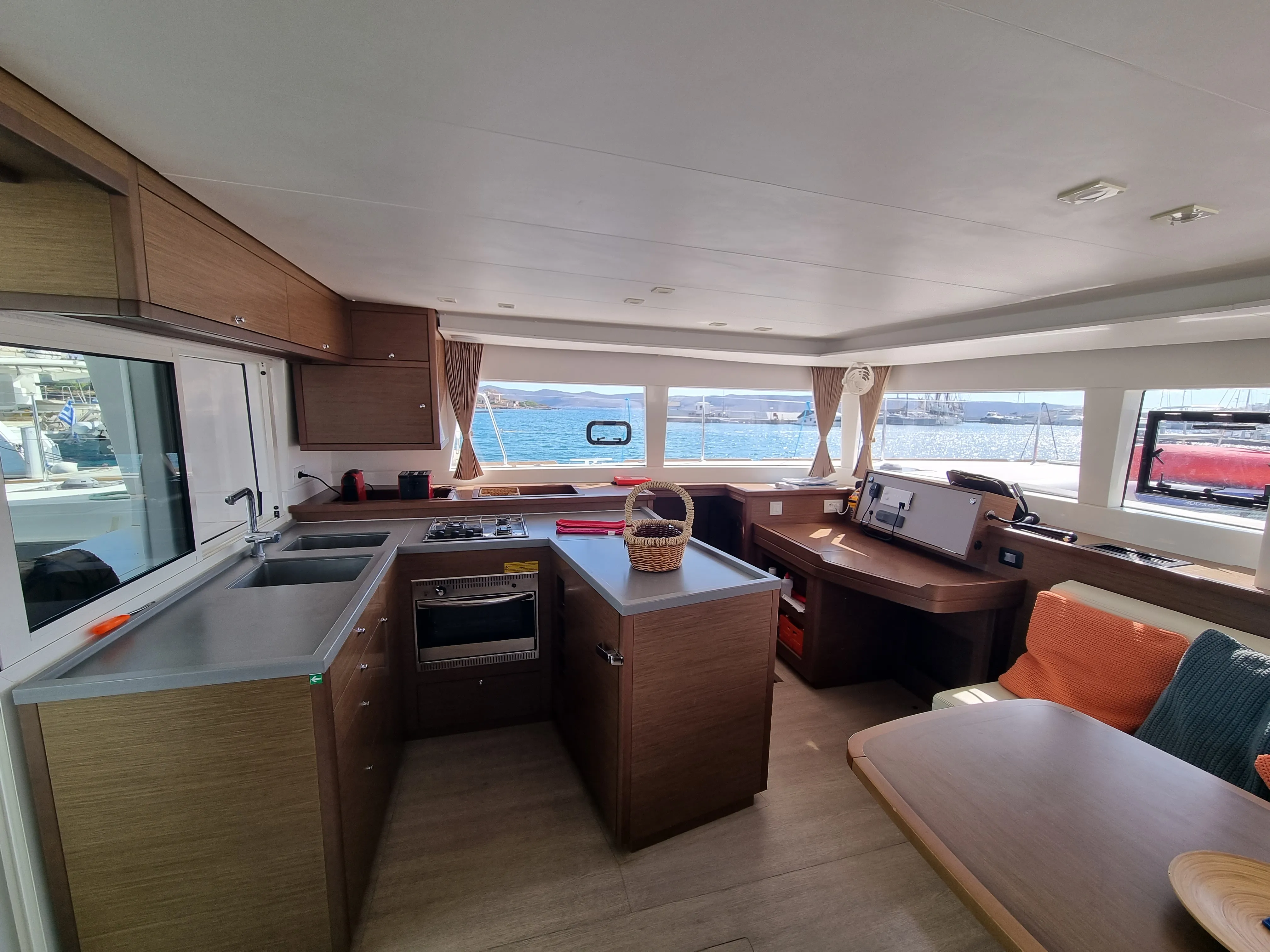 Lagoon 450 Fly Lalouche — фотография яхты 7
