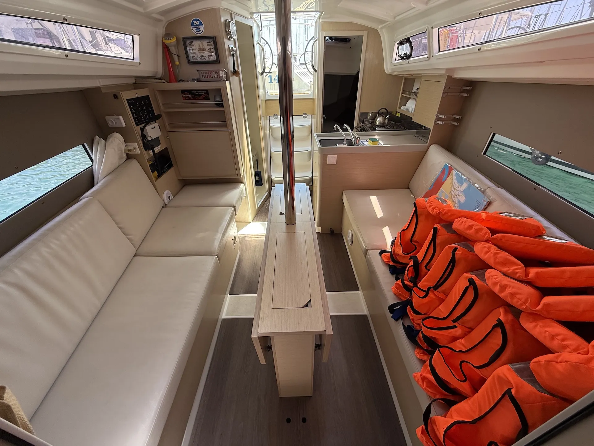 Oceanis 30.1 Mañana — фотография яхты 8