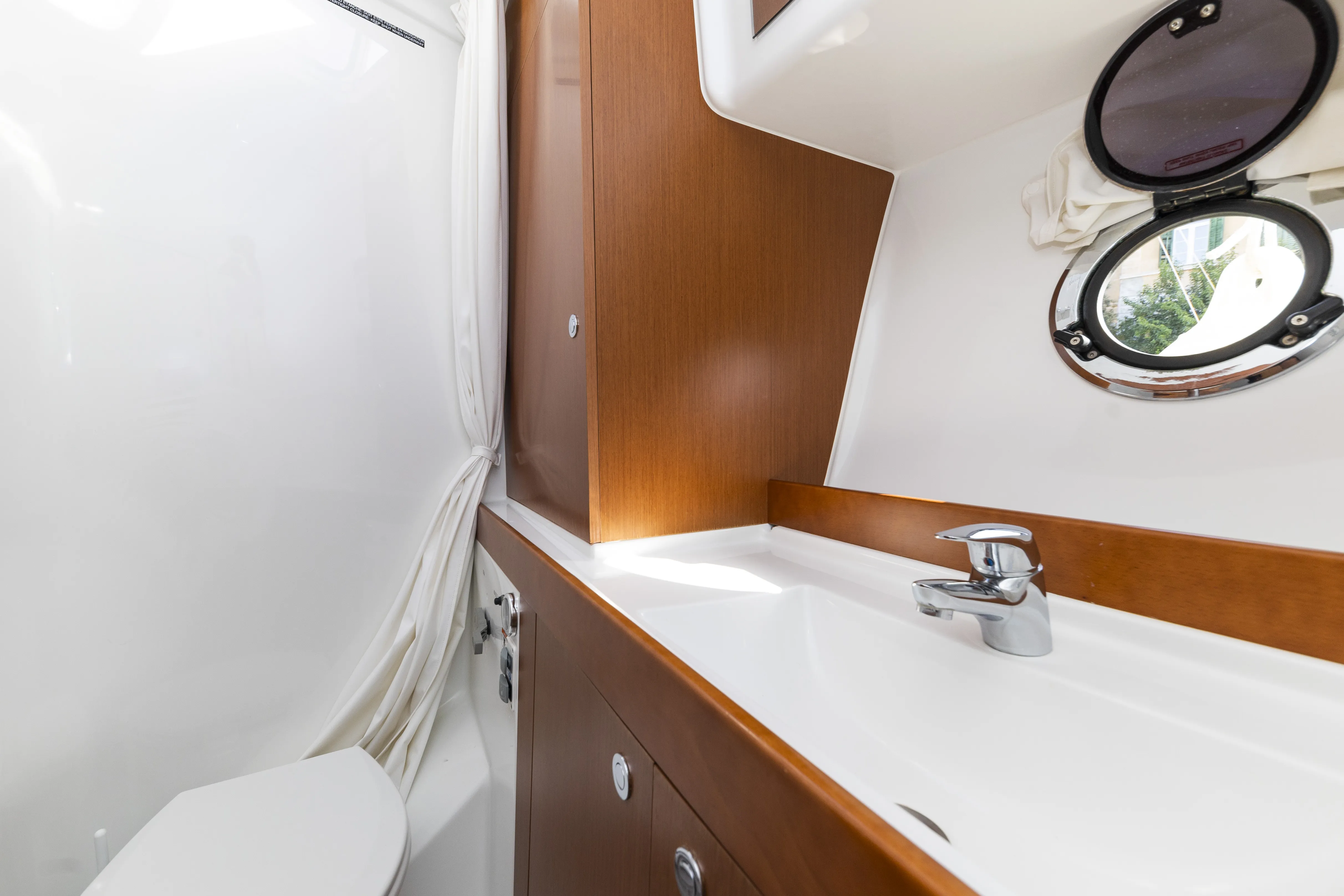 Swift Trawler 34 Fly Blue Sky — фотография яхты 20