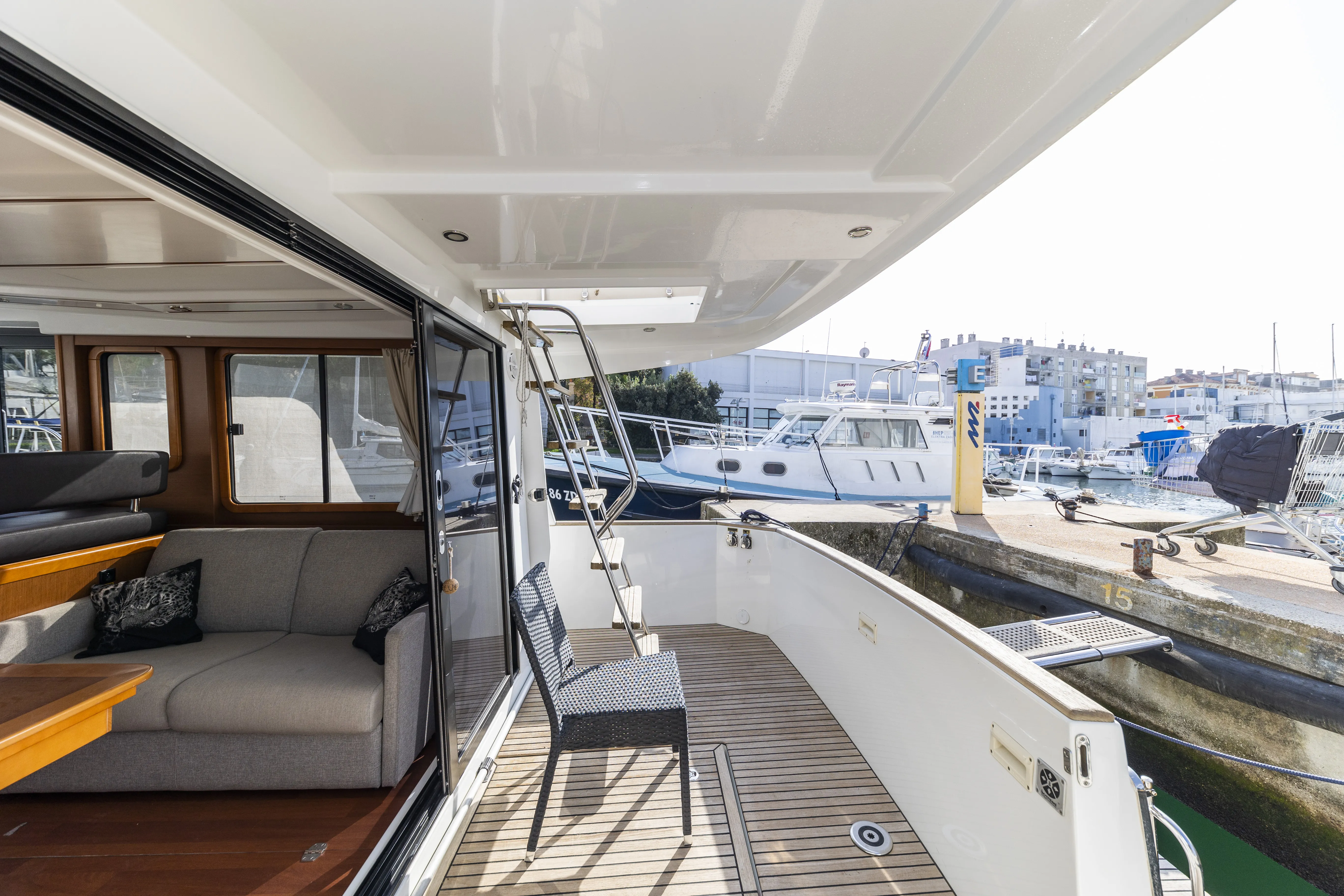 Swift Trawler 34 Fly Blue Sky — фотография яхты 7
