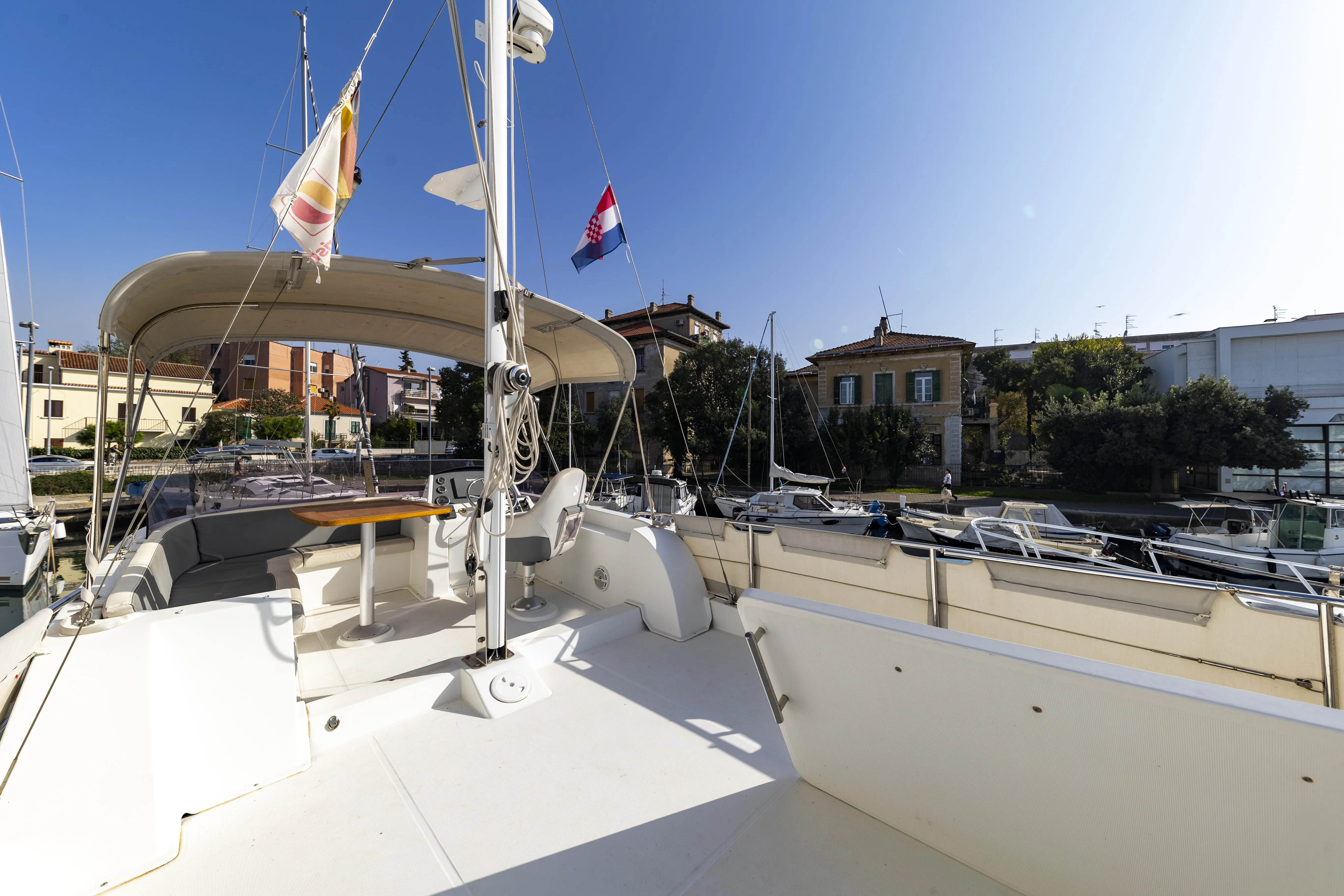 Swift Trawler 34 Fly Blue Sky — фотография яхты 19