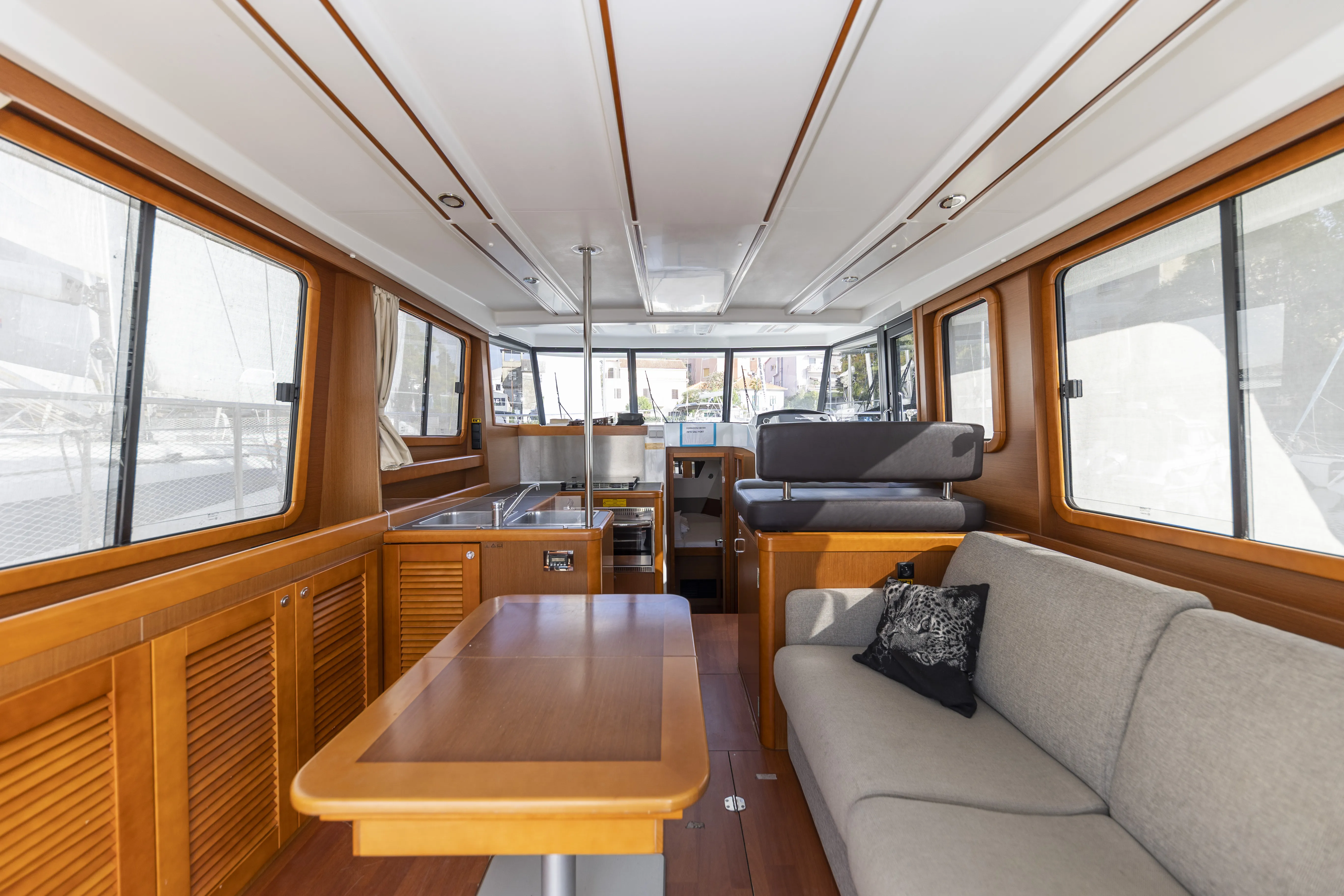 Swift Trawler 34 Fly Blue Sky — фотография яхты 6
