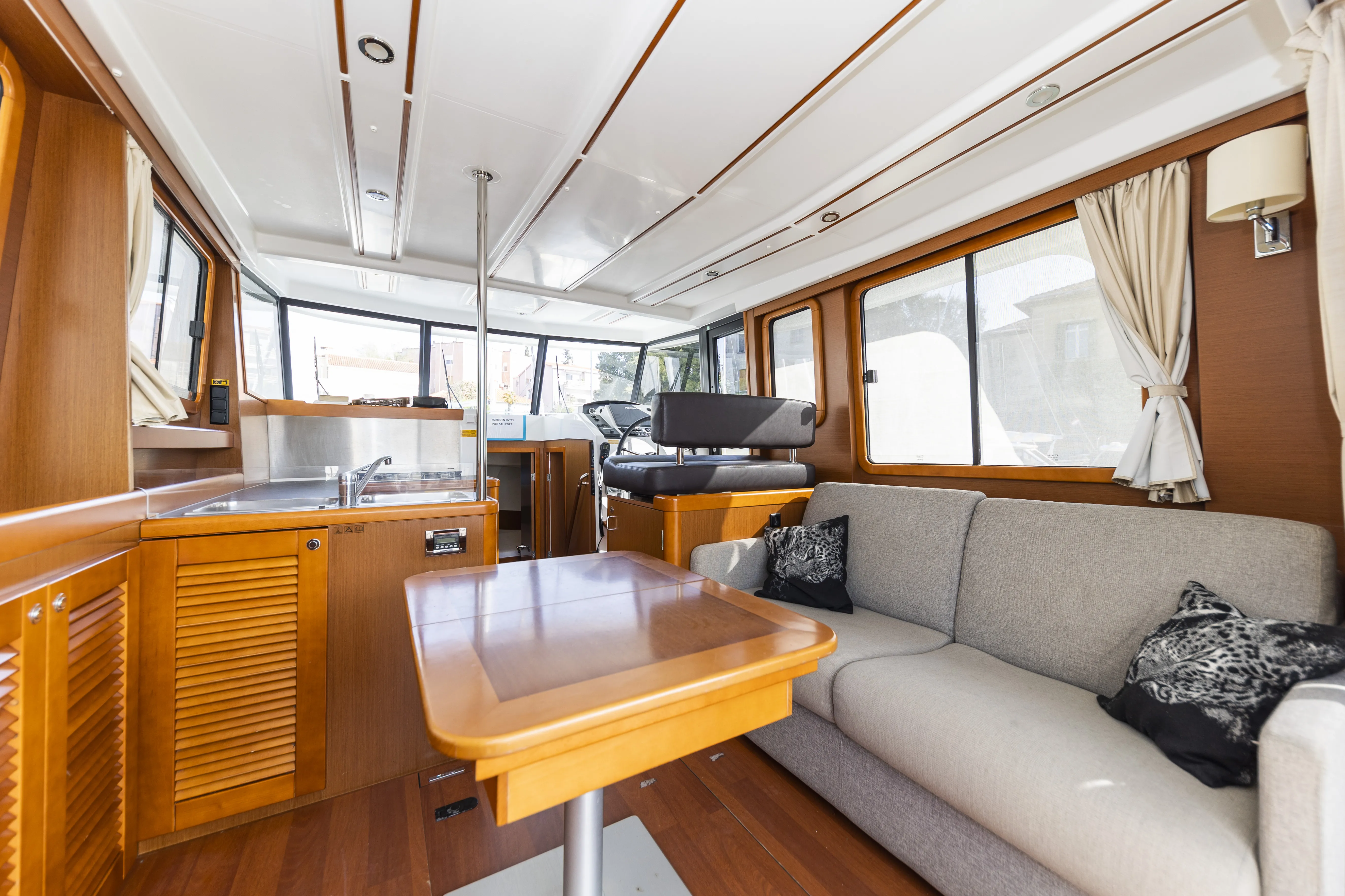 Swift Trawler 34 Fly Blue Sky — фотография яхты 24