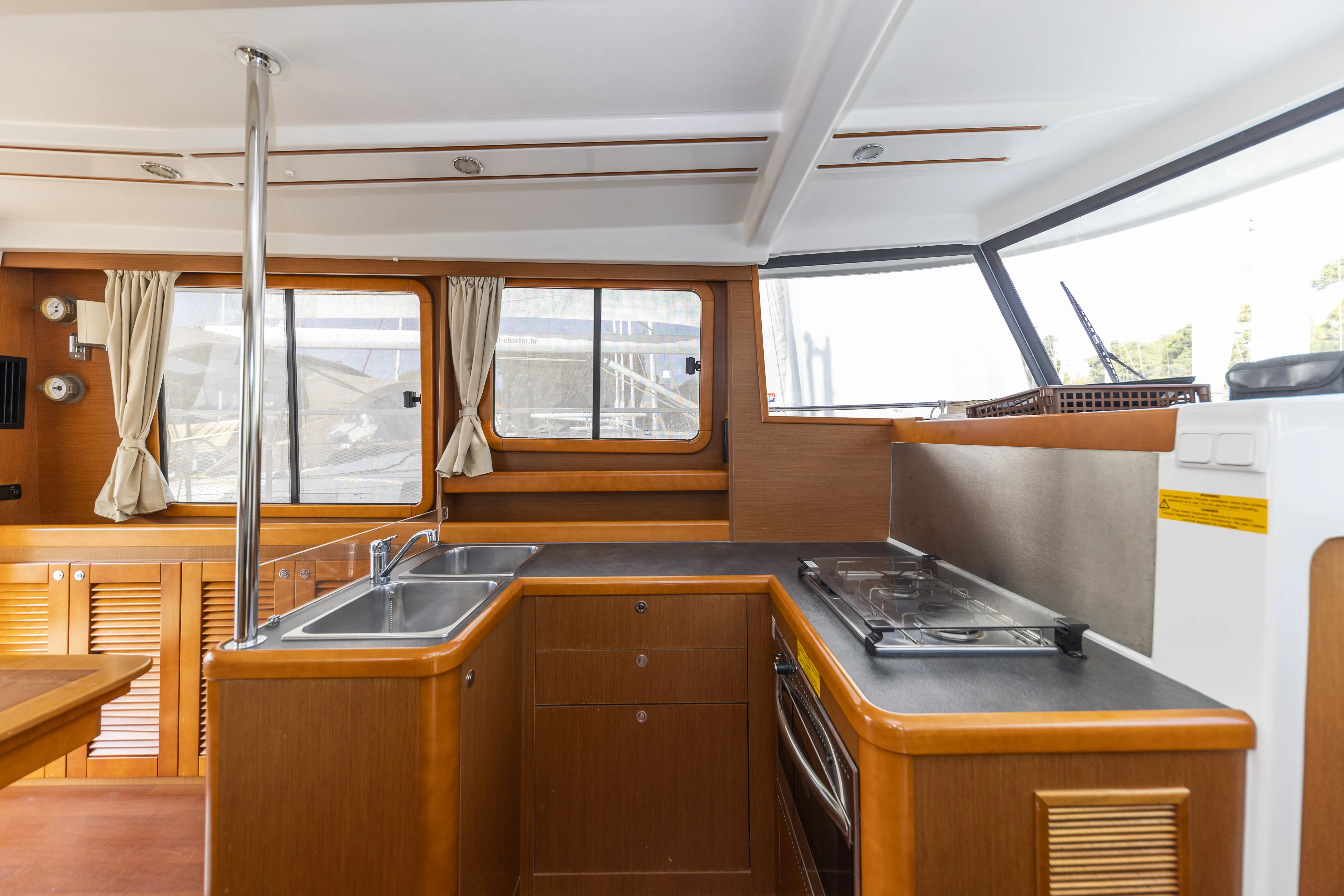 Swift Trawler 34 Fly Blue Sky — фотография яхты 13