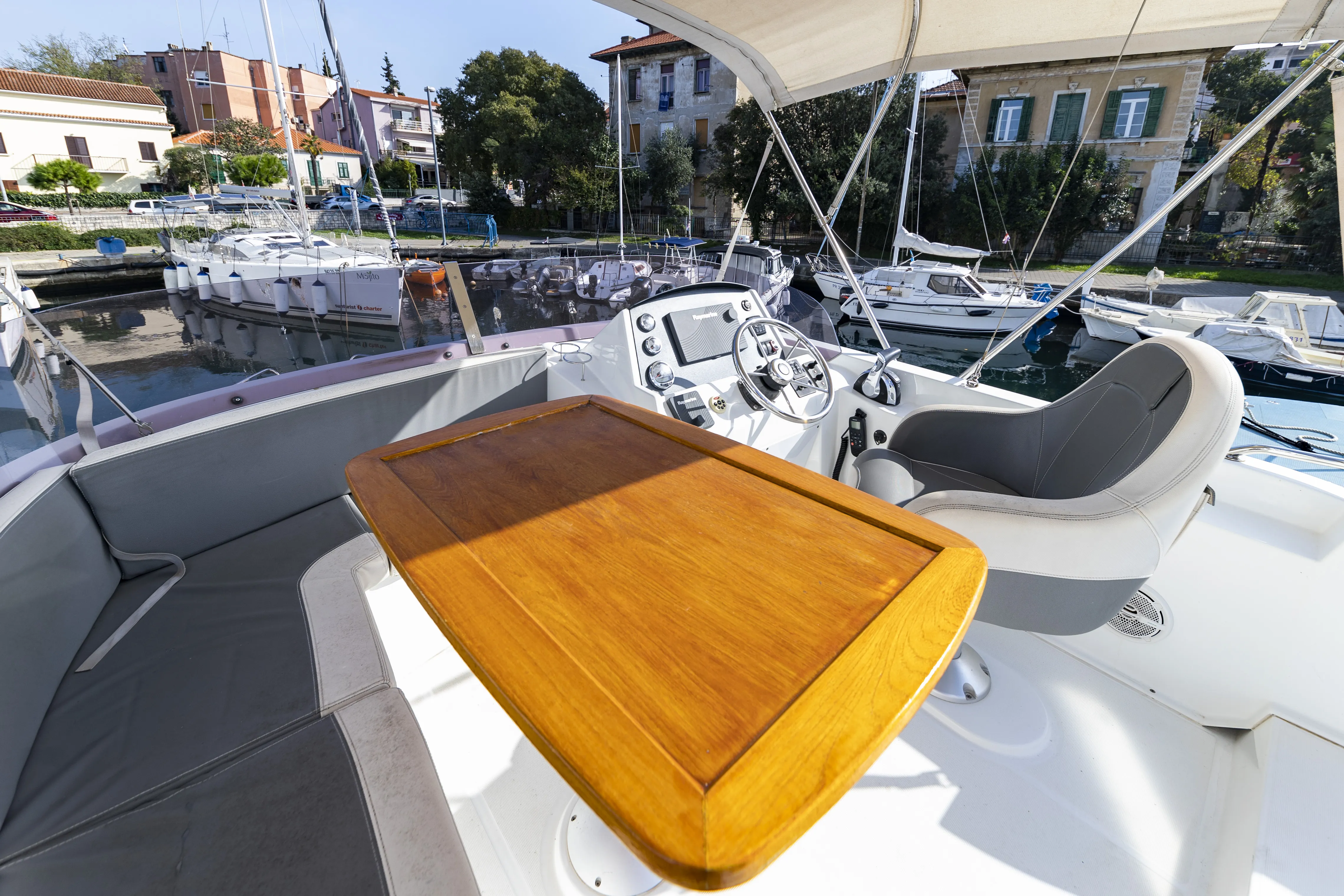 Swift Trawler 34 Fly Blue Sky — фотография яхты 5
