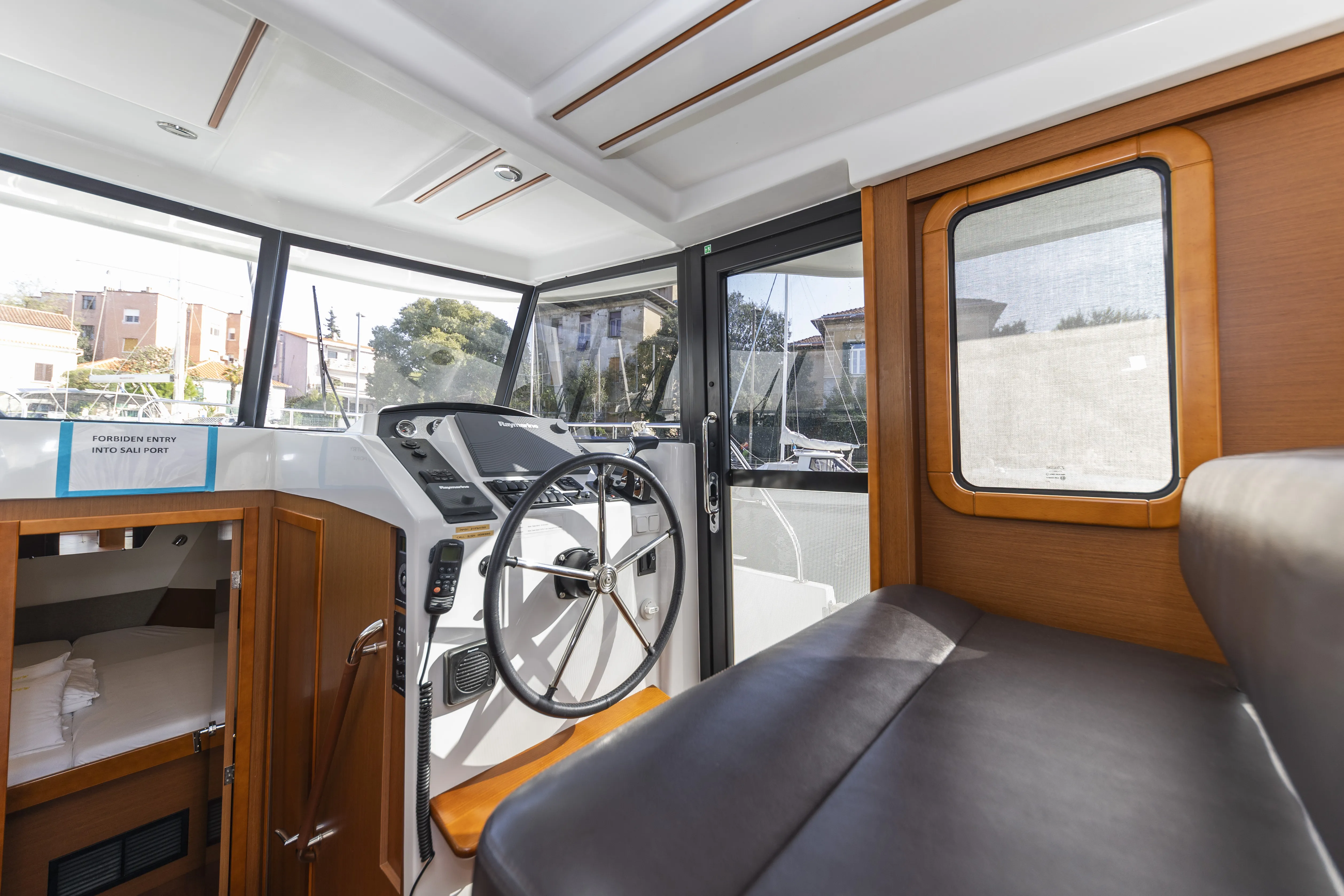 Swift Trawler 34 Fly Blue Sky — фотография яхты 9