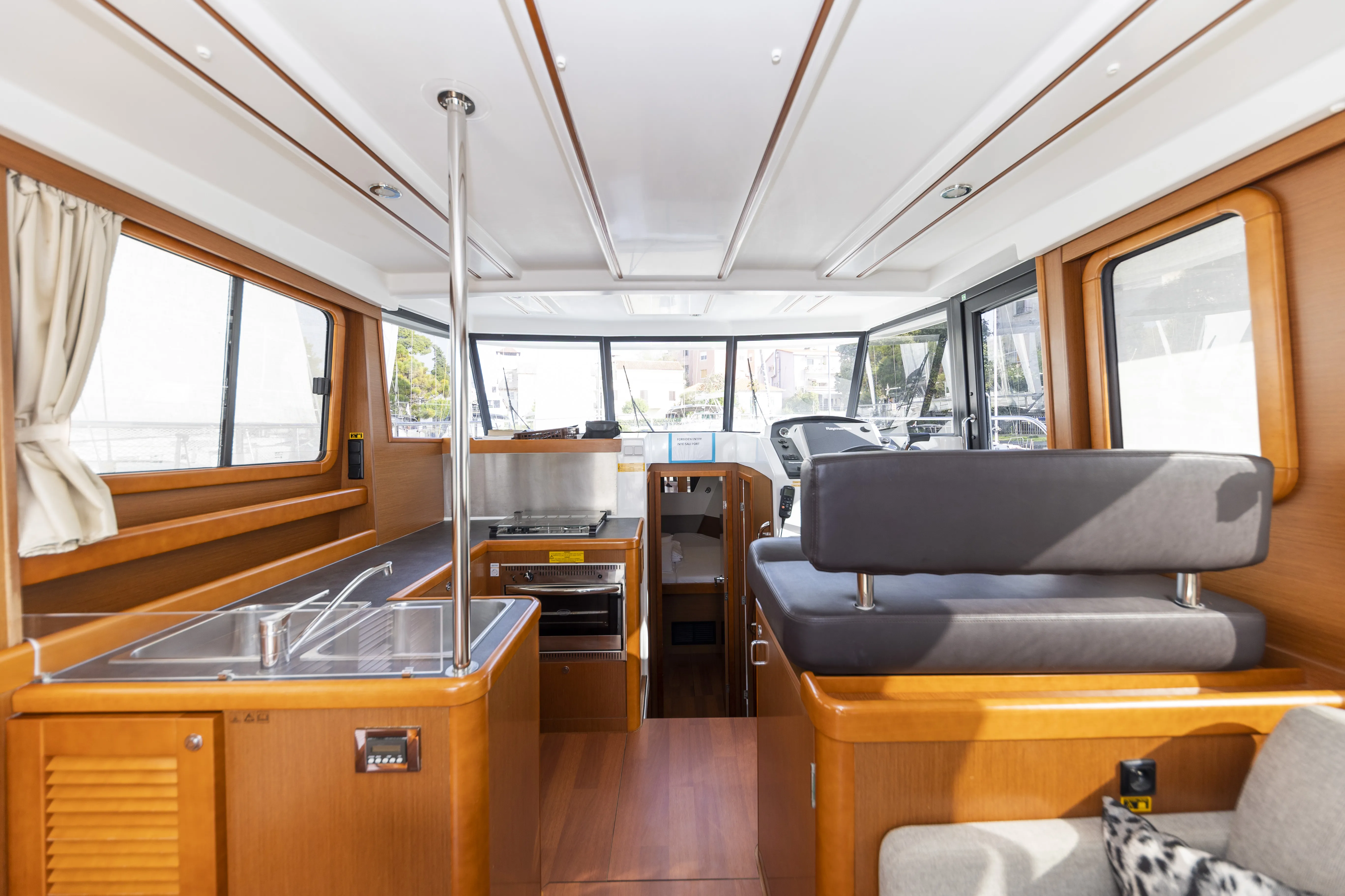 Swift Trawler 34 Fly Blue Sky — фотография яхты 3