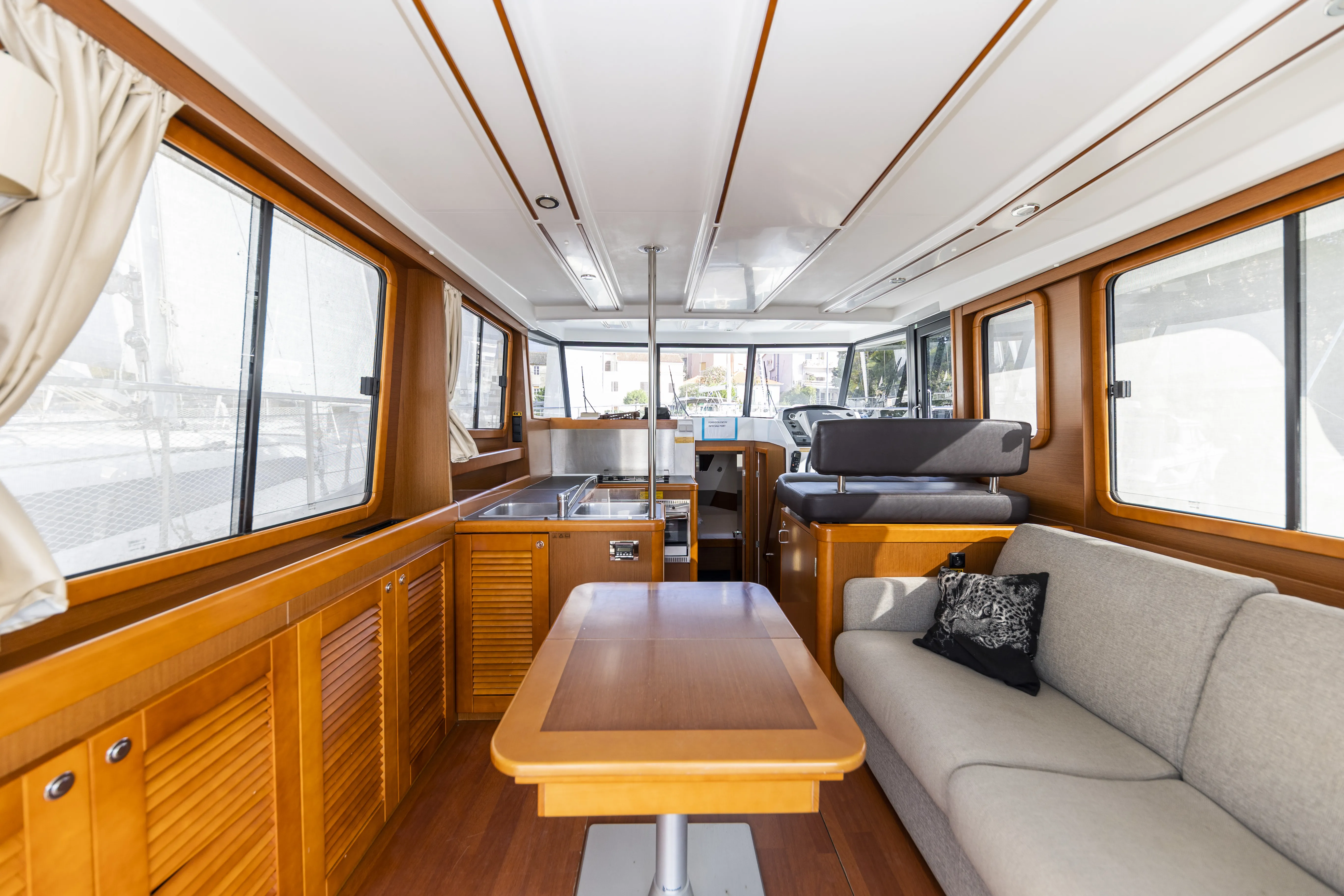 Swift Trawler 34 Fly Blue Sky — фотография яхты 4