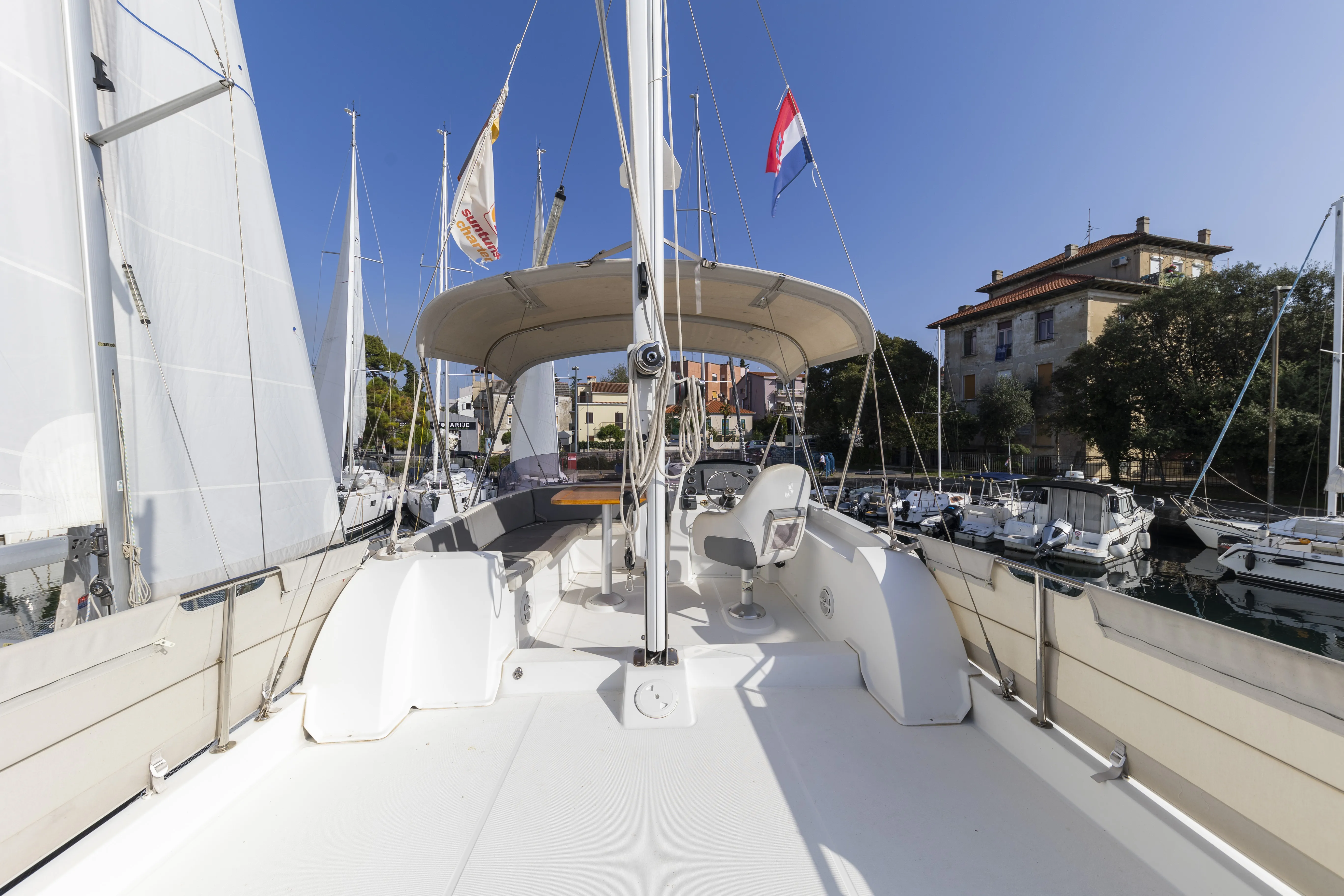 Swift Trawler 34 Fly Blue Sky — фотография яхты 18