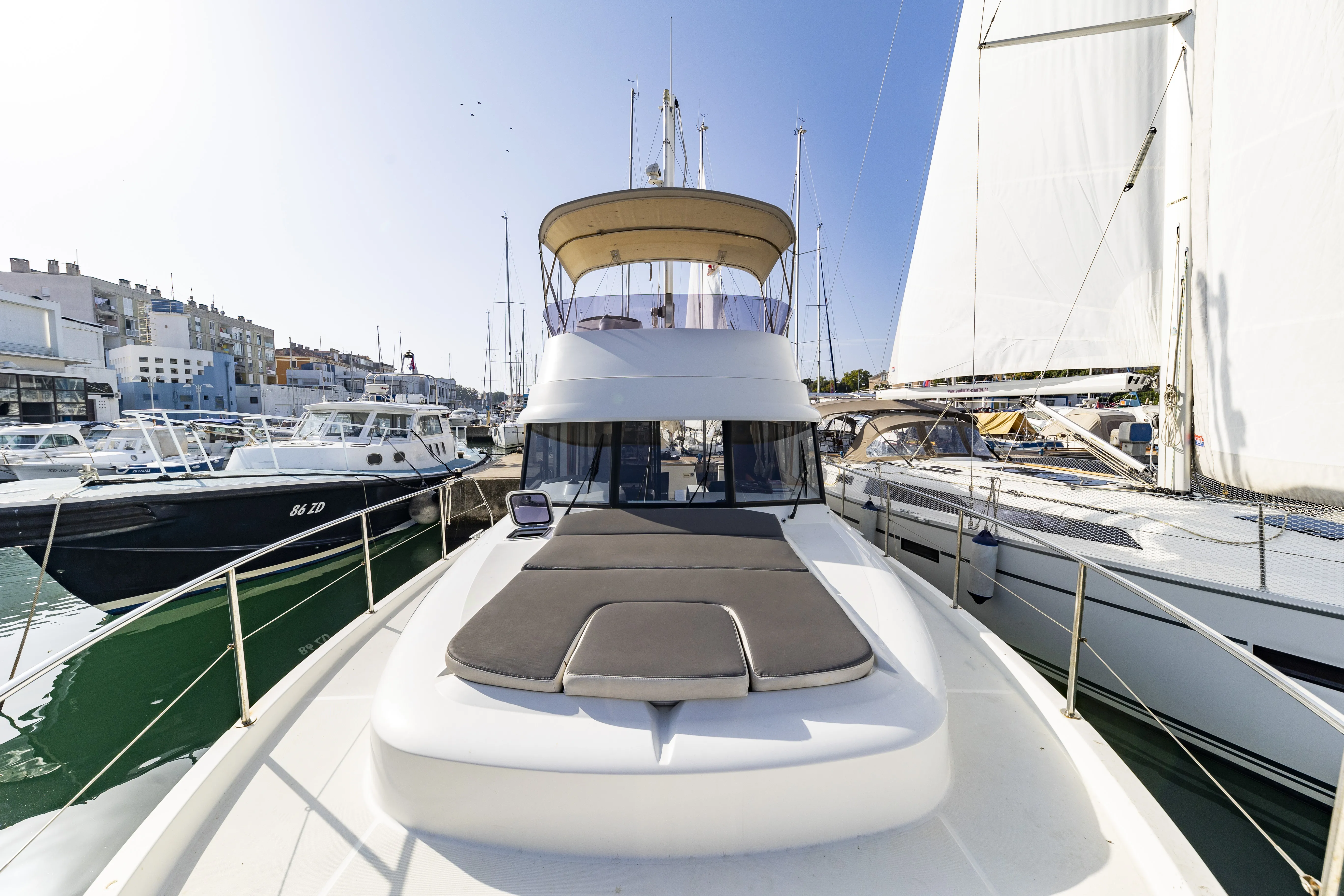 Swift Trawler 34 Fly Blue Sky — фотография яхты 8