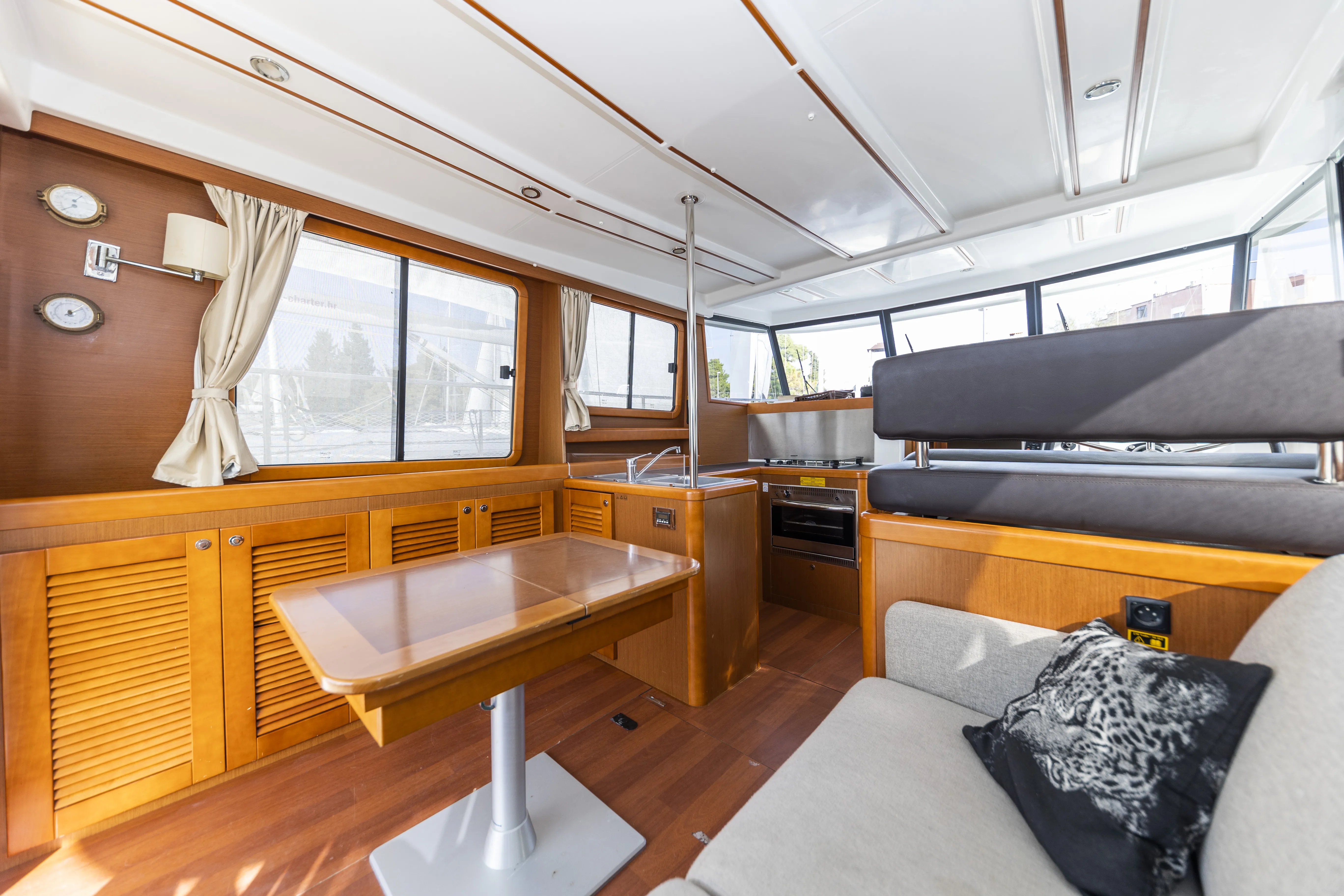 Swift Trawler 34 Fly Blue Sky — фотография яхты 11