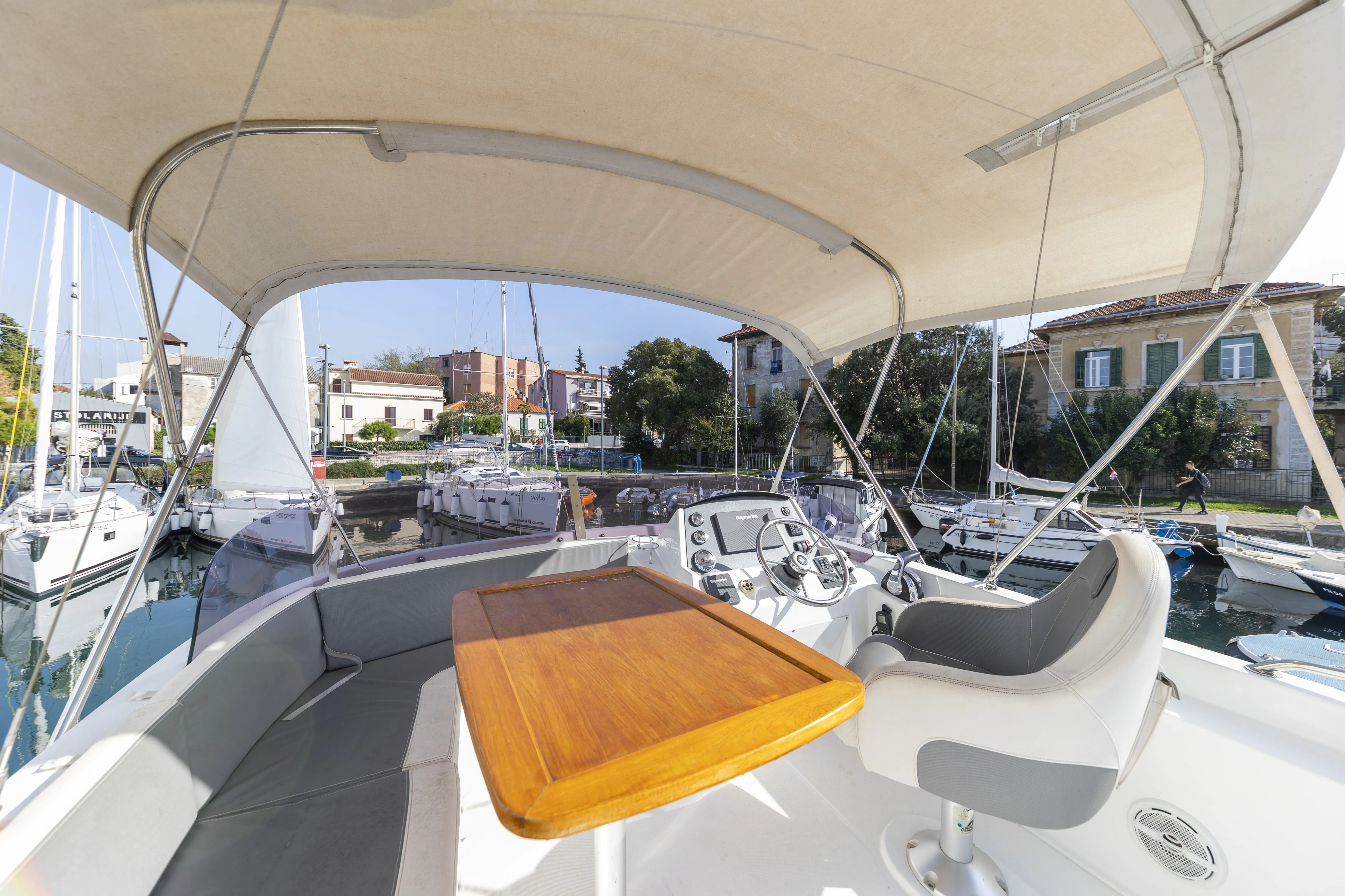 Swift Trawler 34 Fly Blue Sky — фотография яхты 17