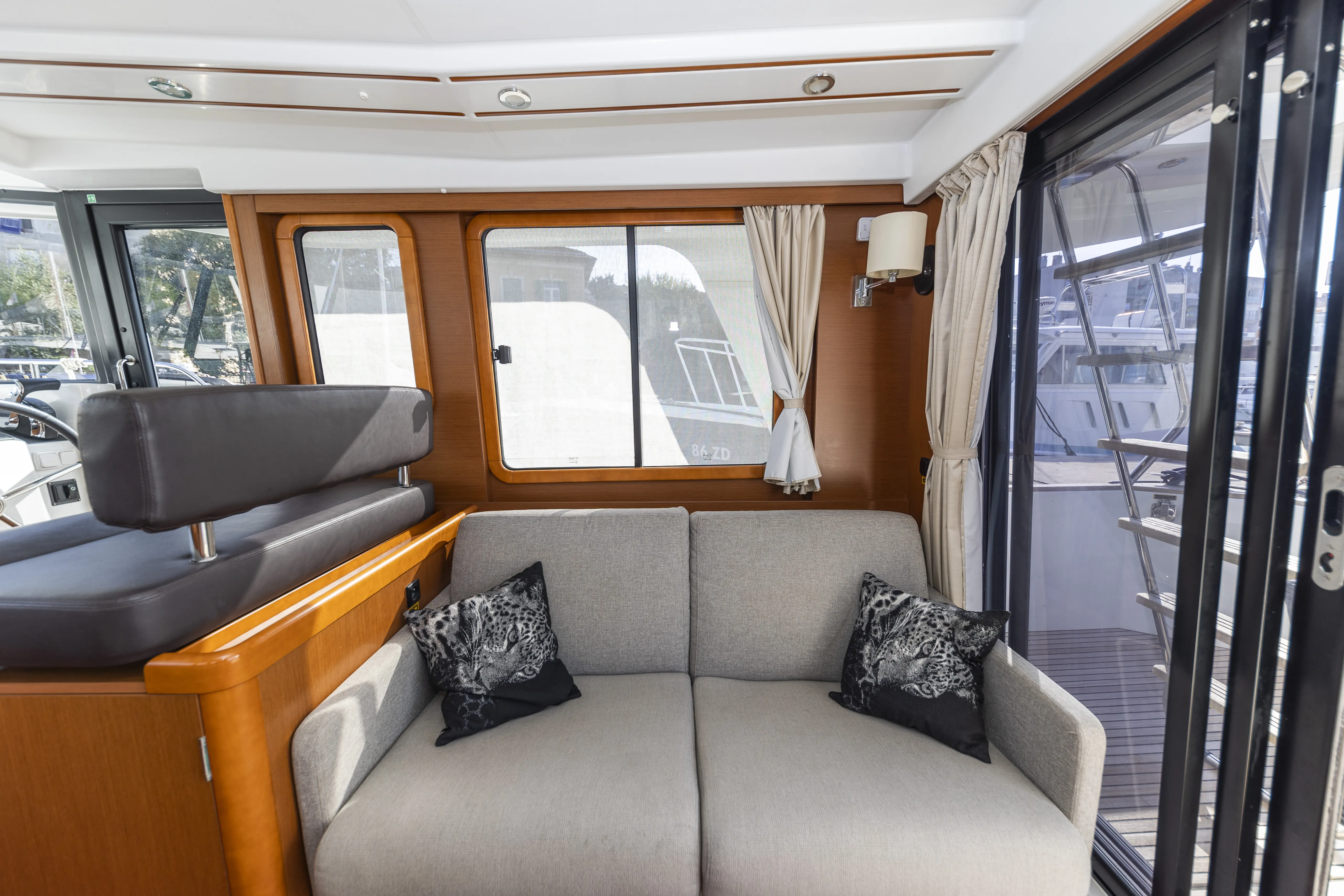 Swift Trawler 34 Fly Blue Sky — фотография яхты 22