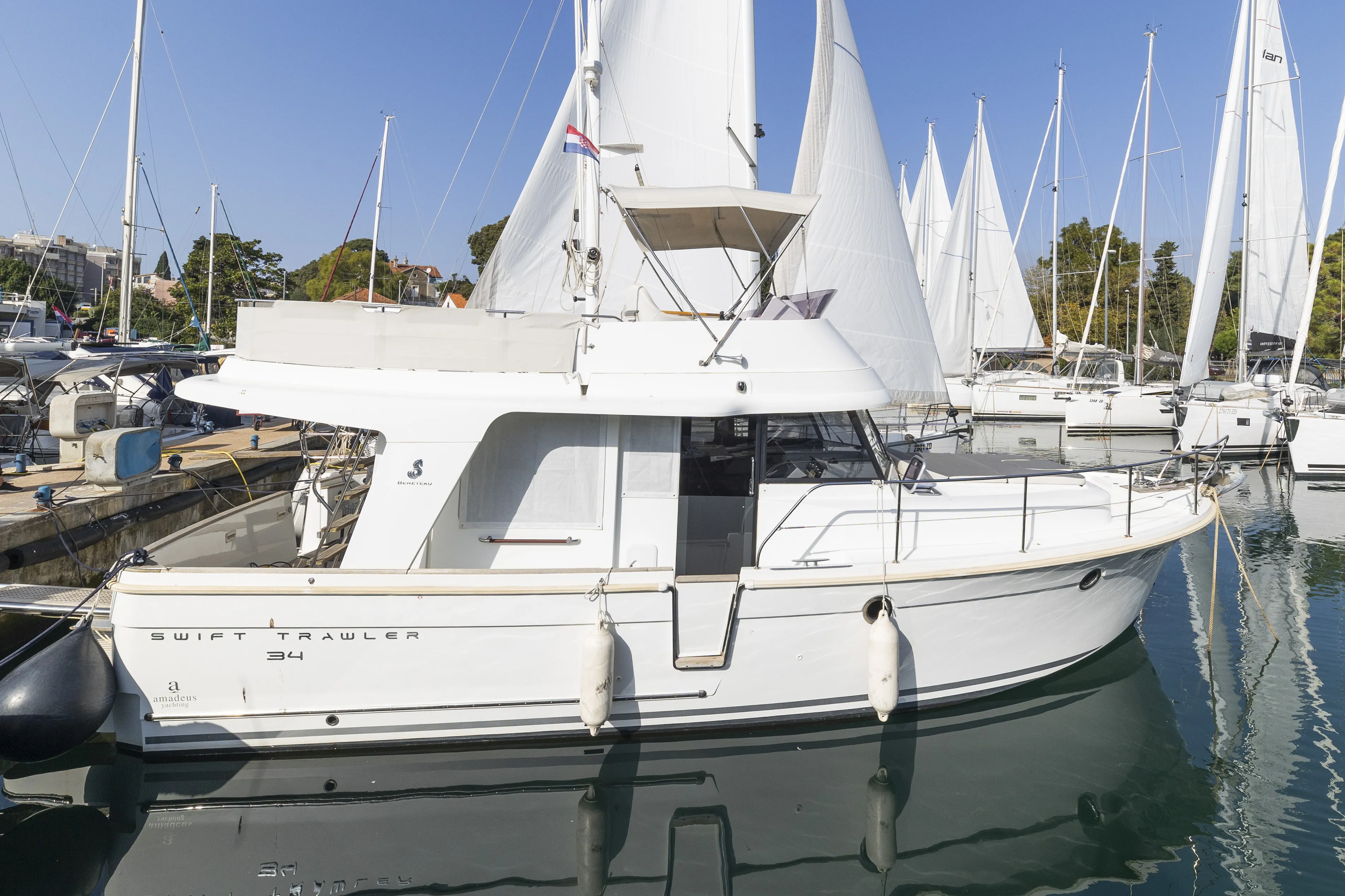 Swift Trawler 34 Fly Blue Sky — фотография яхты 2